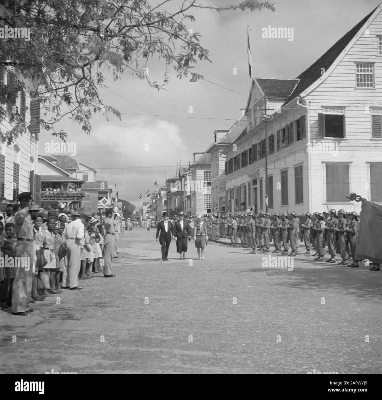 Reise nach Suriname und die niederländischen Antillen Alteingesessener Gouverneur Maarten de Not, seine Frau (oder Tochter?) und Frau Brons (Mitte) übergeben die Ehrenwache auf dem Weg zum Parlamentsgebäude Anmerkung: Herr Maarten de Nit war 1945-1946 Gouverneur a. i. von Suriname (später auch 1948 und 1949) Datum: 1947 Ort: Paramaribo, Suriname Schlüsselwörter: Soldaten, Öffentlichkeit, Straßenbilder Personenname: Nicht, Maarten de Stockfoto