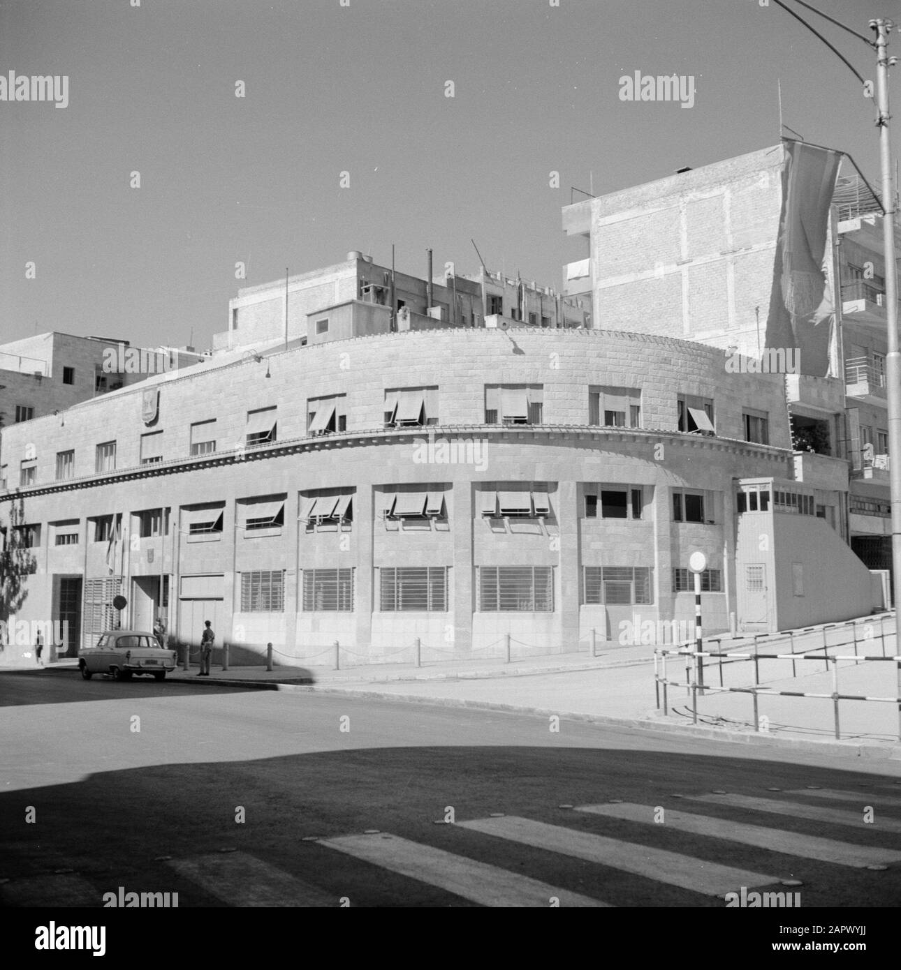 Israel 1964-1965: Jerusalem (Jerusalem), Knesset (parlament) Alte Knesset (parlamentsgebäude) des Staates Israel Anmerkung: Die heutige Knesset (erbaut 1966) wurde von der Familie Rothschild finanziert. Die Rothschilds sind einer der Gründer der zionistischen Bewegung und die aktivste Partei bei der Entstehung des Staates Israel. Datum: 1964 Standort: Israel, Jerusalem Schlüsselwörter: Parlamentsgebäude, Straßenbilder Stockfoto