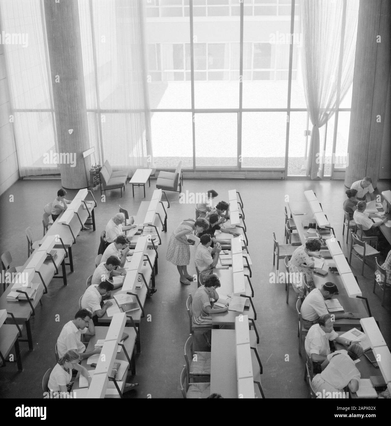 Israel 1964-1965: Jerusalem (Jerusalem), Hebräische Universität Überblick Foto von oben mit Studenten an Lesetabellen in einem Universitätsgebäude, vermutlich die Bibliothek Anmerkung: Am 1. April 1925 wurde die Hebräische Universität Jerusalem während einer festlichen Zeremonie eröffnet, an der die Führer der Welt teilnahmen. Der erste Vorstand der Universität bestand aus Berühmtheiten wie Albert Einstein, Sigmund Freud, Martin Buber, James Rothschild und Sir Alfred Mond Datum: 1964 Ort: Israel, Jerusalem Schlüsselwörter: Gebäude, Lesetabellen, Studenten, Universitäten Stockfoto