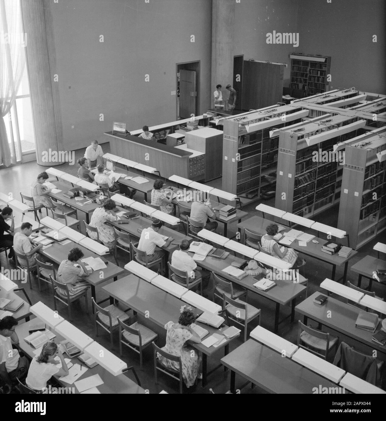 Israel 1964-1965: Jerusalem (Jerusalem), Hebräische Universität Überblick Foto von oben mit Studenten an Lesetabellen in einem Universitätsgebäude, vermutlich die Bibliothek Anmerkung: Am 1. April 1925 wurde die Hebräische Universität Jerusalem während einer festlichen Zeremonie eröffnet, an der die Führer der Welt teilnahmen. Der erste Vorstand der Universität bestand aus Berühmtheiten wie Albert Einstein, Sigmund Freud, Martin Buber, James Rothschild und Sir Alfred Mond Datum: 1964 Ort: Israel, Jerusalem Schlüsselwörter: Bibliotheken, Gebäude, Lesetabellen, Studenten, Universitäten Stockfoto