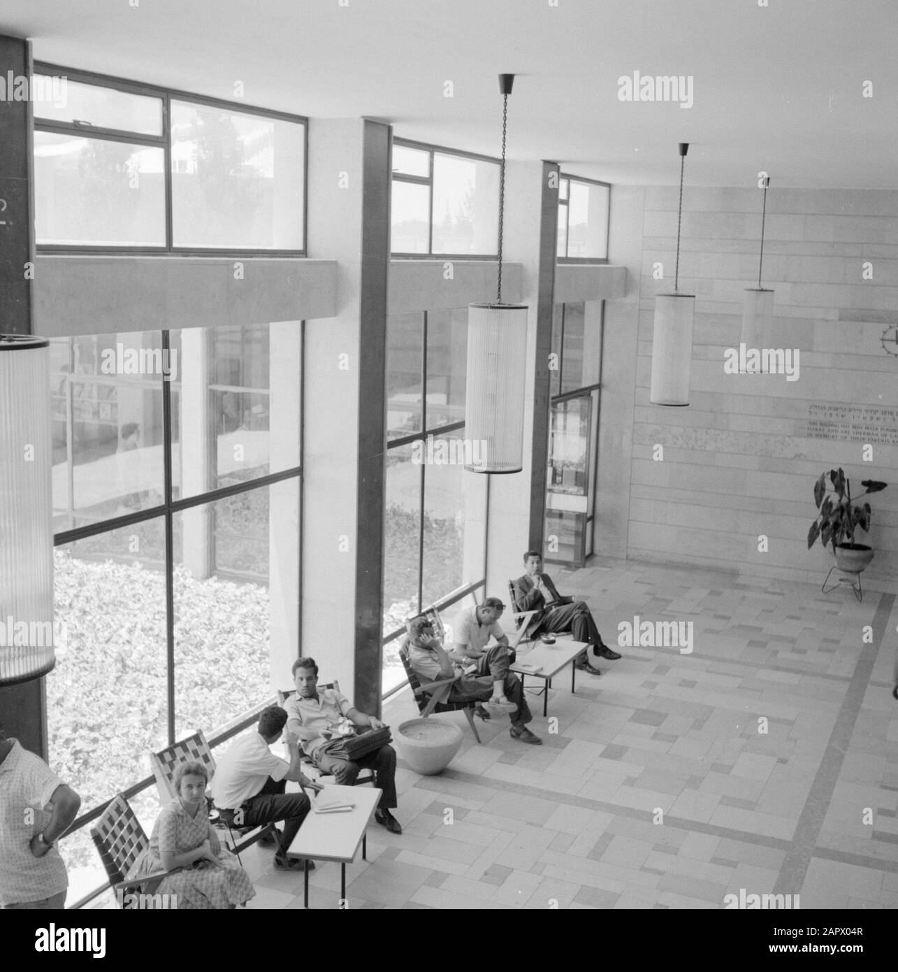 Israel 1964-1965: Jerusalem (Jerusalem), Hebräische Universität Überblick Foto von oben mit Studenten auf Stühlen (geflochtener Handlauf und Sitz) im Saal eines Universitätsgebäudes Anmerkung: Am 1. April 1925 wurde die Hebräische Universität Jerusalem während einer festlichen Zeremonie eröffnet, an der die Führer der Welt teilnahmen. Der erste Vorstand der Universität bestand aus Berühmtheiten wie Albert Einstein, Sigmund Freud, Martin Buber, James Rothschild und Sir Alfred Mond Datum: 1964 Ort: Israel, Jerusalem Schlüsselwörter: Gebäude, Studenten, Universitäten Stockfoto
