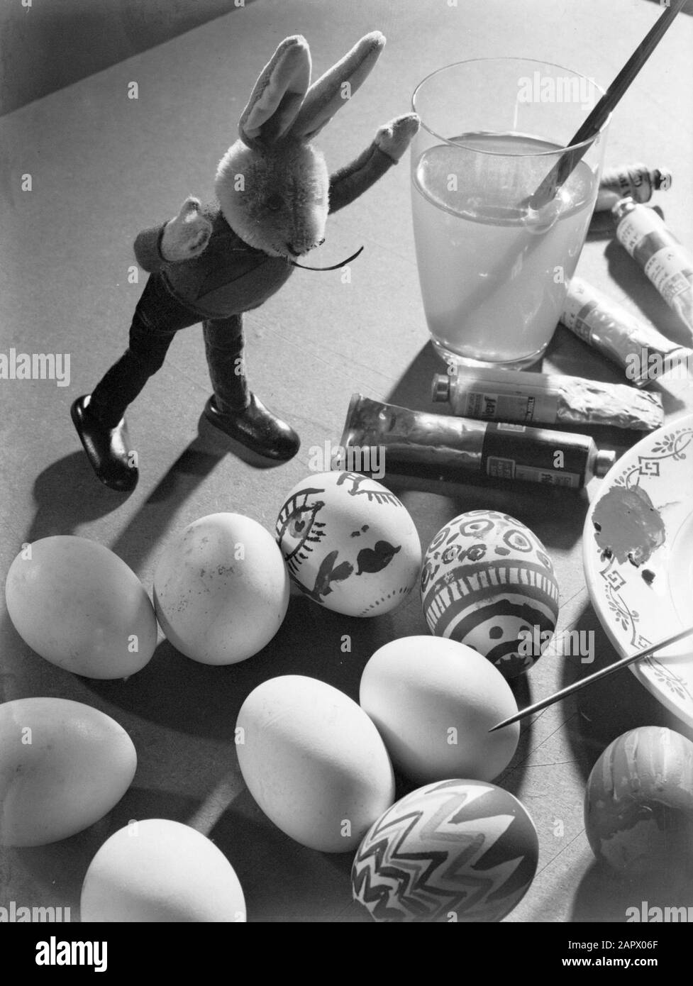 Osterhase mit bemalten Eiern Datum: 1931 Stichwörter: Eier, Hennen, ostern, Lack Zeug Stockfoto