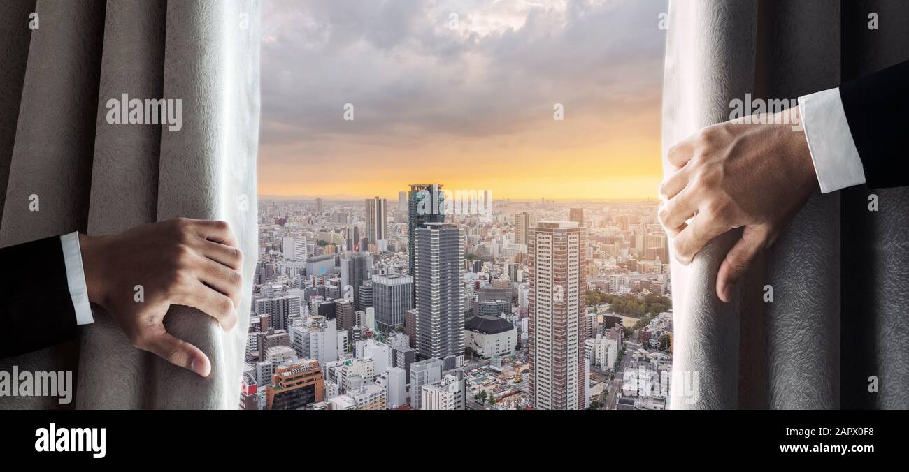 Geschäftsleute übergeben am morgendlichen Sonnenaufgang einen Vorhang mit Blick auf die Stadt Osaka. Neues Tageskonzept Stockfoto