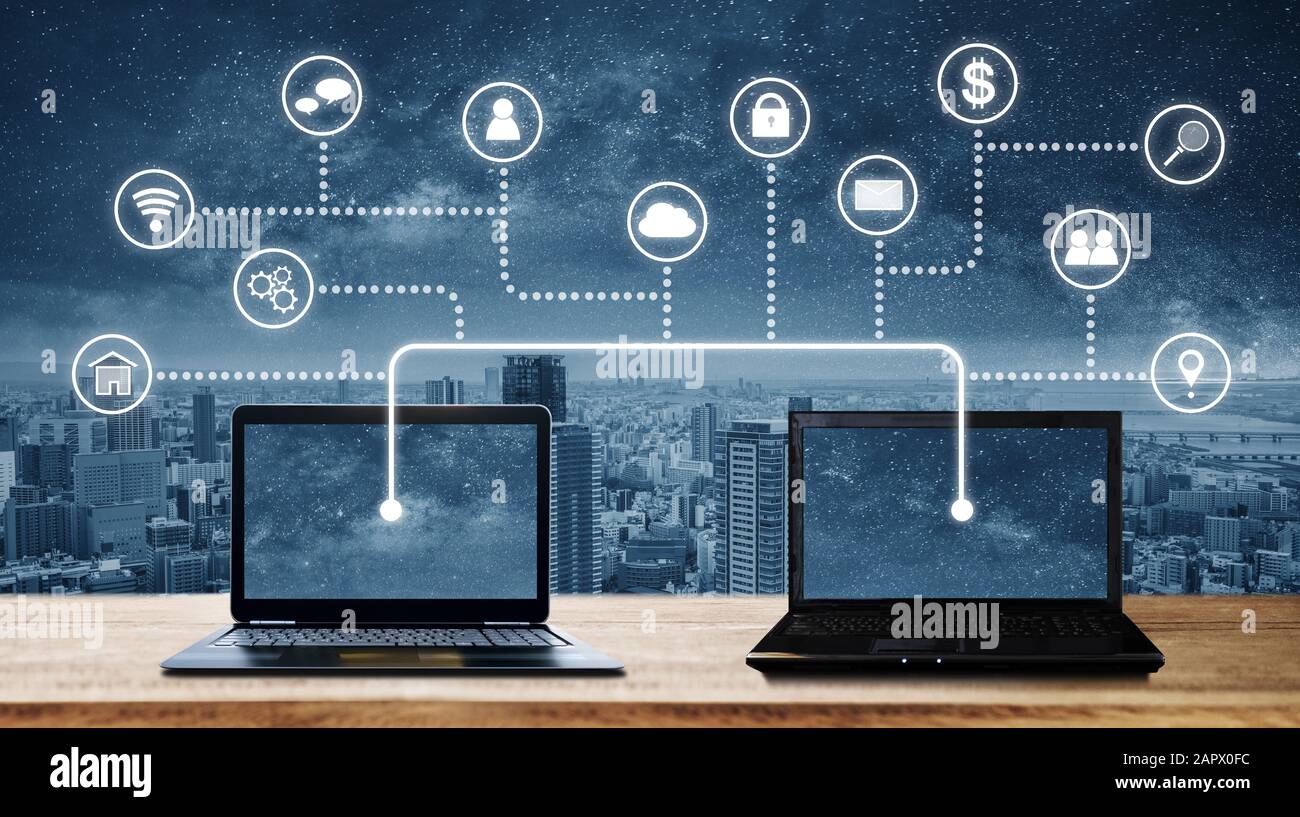 Laptop Computer mit Netzwerkverbindung und die gemeinsame Nutzung von Daten auf andere Geräte. Internet Vernetzung und Verbindung Stockfoto