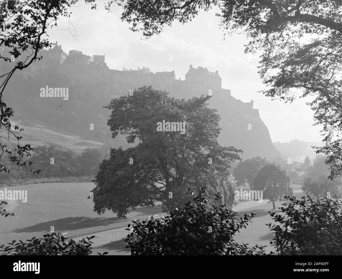 Schottland - Stadtbild Edinburgh Park mit dahinter die Silhouette von Edingburgh Castle Annotation: Edinburgh Castle ist ein Schloss aus dem 17. Jahrhundert, das sich auf Castle Rock befindet, ein vulkanisches Steckdatum: 1934 Standort: Edinburgh, Großbritannien, Schottland Schlüsselwörter: Panoramas Stockfoto