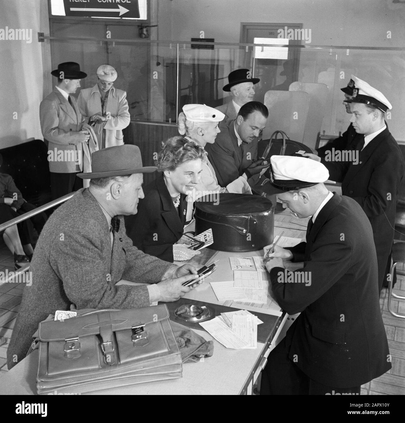 Werbung für KLM-Passagiere am KLM-Schreibtisch Datum: 1950 Standort: Amsterdam, Noord-Holland Schlagwörter: Reisende, Flugzeugpersonal, Flughafeneinrichtung Name: KLM Stockfoto