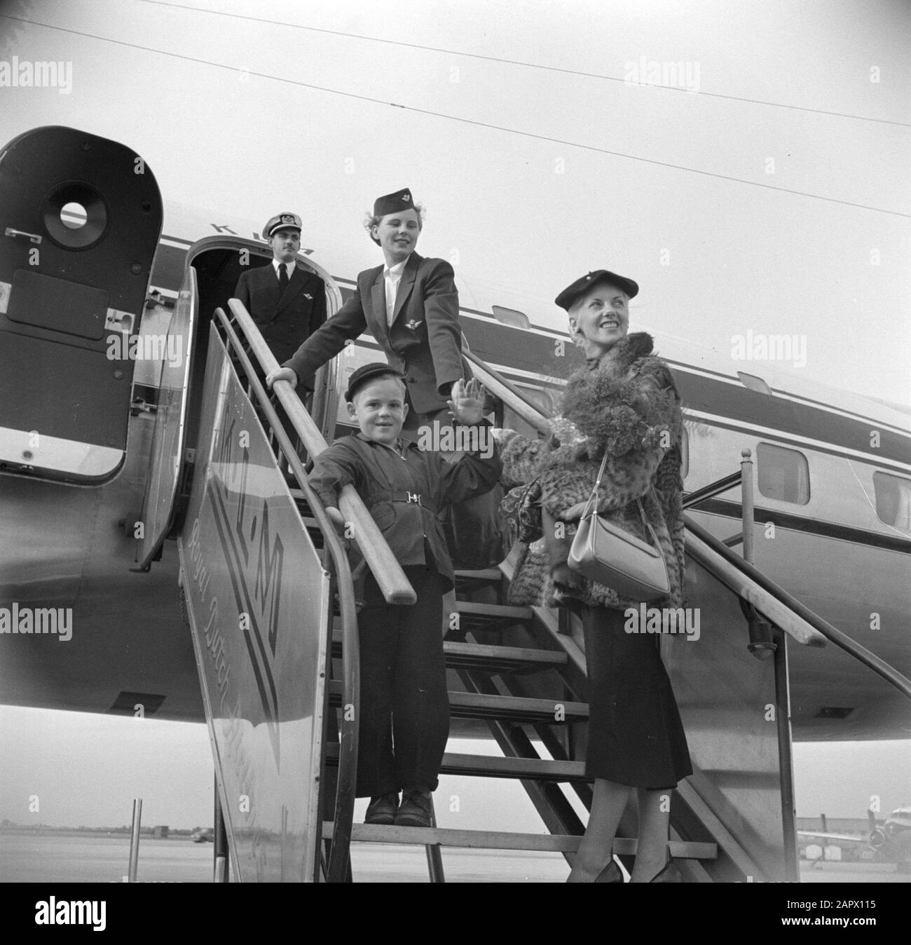 Werbung KLM-Passagiere betreten das Flugzeug über Treppen Datum: 1950 Standort: Amsterdam, Noord-Holland Schlüsselwörter: Reisende, Flugzeuge, Flugzeugpersonal Name: KLM Stockfoto