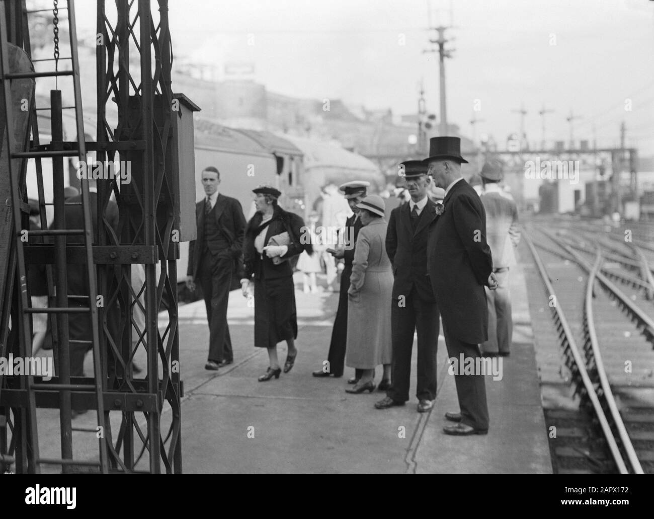 Schottland - Edinburgh Waverley Railway Station Passagiere, die am Bahnsteig des Waverley Station Annotation warten: Zwischen 1870 und 1965 gab es zwei wichtige Stationen in Betrieb verschiedener Eisenbahngesellschaften: Waverley (North British Rail) und Princess Street (Caladonian Railway). Waverley war der Hauptteil und existiert noch, Princess Street nicht mehr Datum: 1934 Standort: Edinburgh, Großbritannien Schlüsselwörter: Stationen, Züge Stockfoto