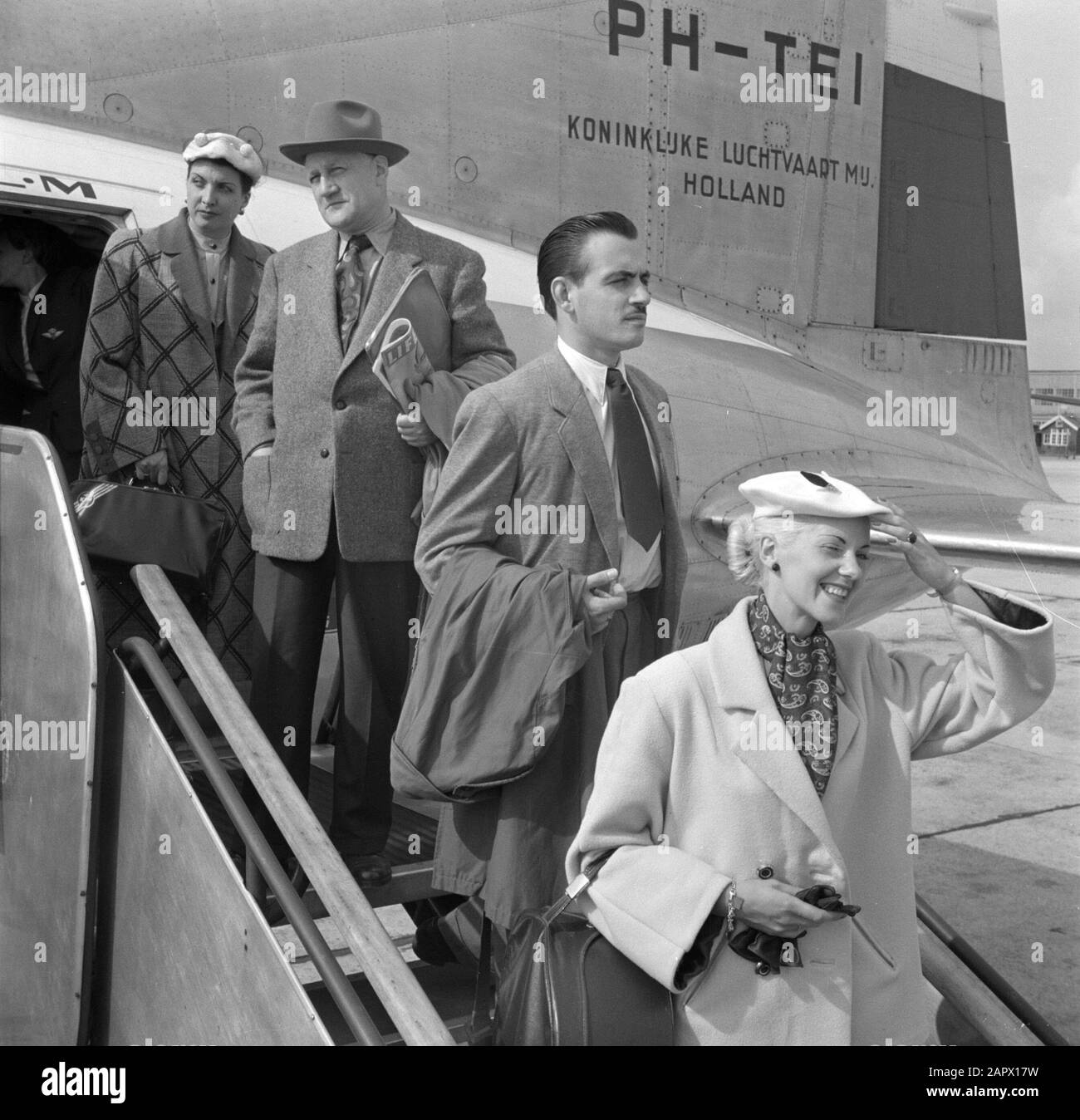 Werbung für KLM-Passagiere, die das Flugzeug über Treppen verlassen Datum: 1950 Standort: Amsterdam, Noord-Holland Schlüsselwörter: Reisende, Flugzeuge, Flugzeugpersonal Name der Einrichtung: KLM Stockfoto