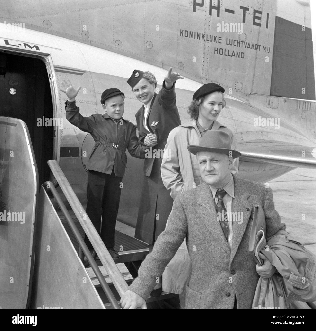 Werbung für KLM-Passagiere, die das Flugzeug über Treppen verlassen Datum: 1950 Standort: Amsterdam, Noord-Holland Schlüsselwörter: Reisende, Flugzeuge, Flugzeugpersonal Name der Einrichtung: KLM Stockfoto