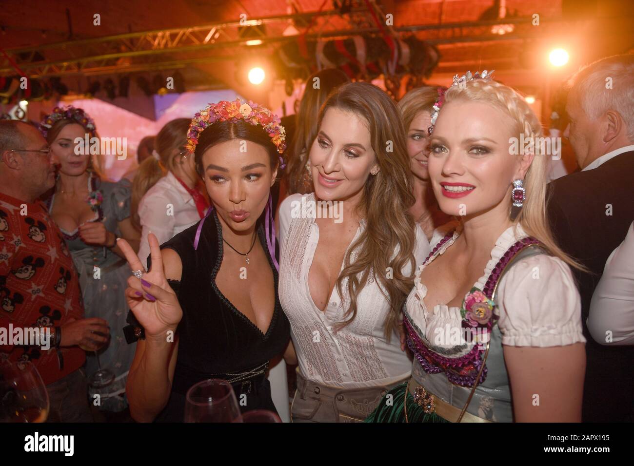 24. Januar 2020, Österreich, Kitzbühel/Going: Die Moderatorin Verona Pooth, (l-r) die Schauspielerin Charlotte Würdig und das Model Franziska Knuppe feiern einen Tag vor dem legendären Hahnenkammrennen auf der Weißwurstparty im Stanglwirt. Die Ereignisse rund um den Streif gehören zu den wichtigsten Promi-Ereignissen des Jahres in Österreich. Foto: Felix Hörhager / dpa Stockfoto