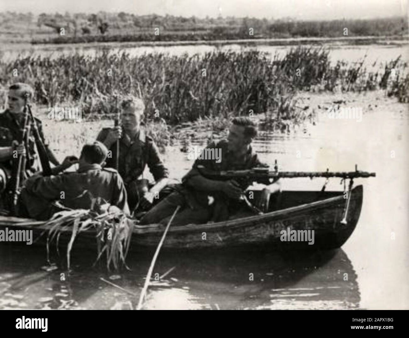 Spaarnestad Photo/SFA022803846 Weltkrieg, Ostfront Landkrieg. Deutsche Soldaten patrouillieren mit dem Boot in der Flussmünde des Dnjepr. Russland/Sowjetunion, Ukraine, 15. Oktober 1941; Stockfoto