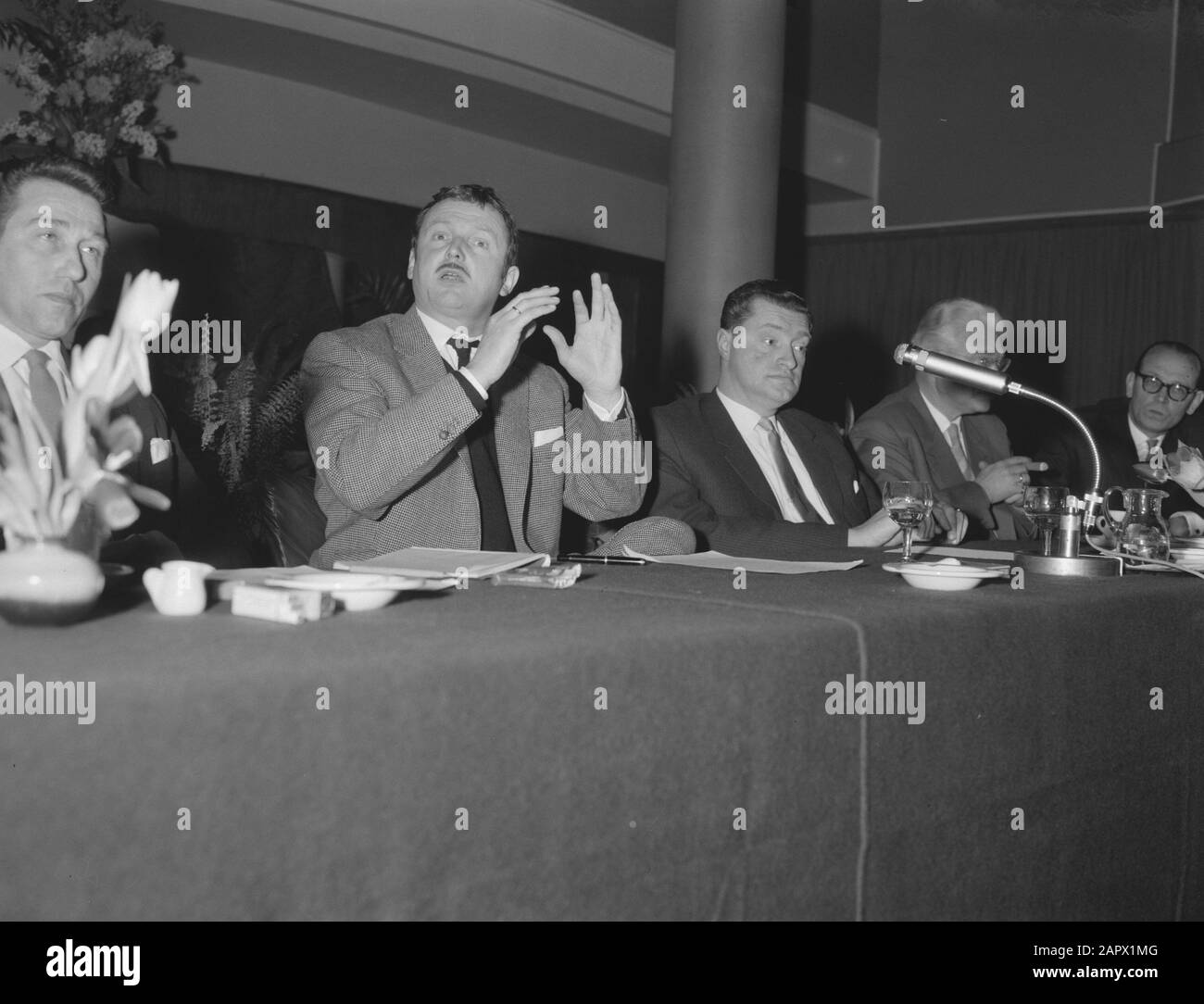 Pressekonferenz von Toon Hermans über seinen neuen Film Toon Hermans, neben ihm Herr Wilton Datum: 28. Januar 1959 Schlagwörter: Filme, Pressekonferenzen persönlicher Name: Hermans, Show Stockfoto