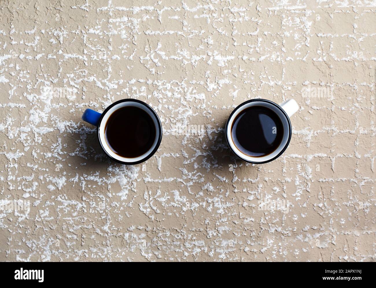 Zwei Tassen schwarzen Kaffee, Draufsicht. Lebensmittel-Minimalismus-Konzept. Kopierbereich Stockfoto