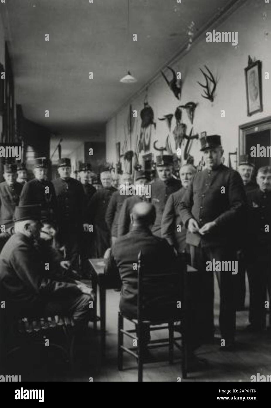 Bewohner des Königshauses für die KNIL-Soldaten Bronbeek in Arnheim stehen in Uniform für die Zahlung ihres Lohnes. Niederlande, 1936. Stockfoto