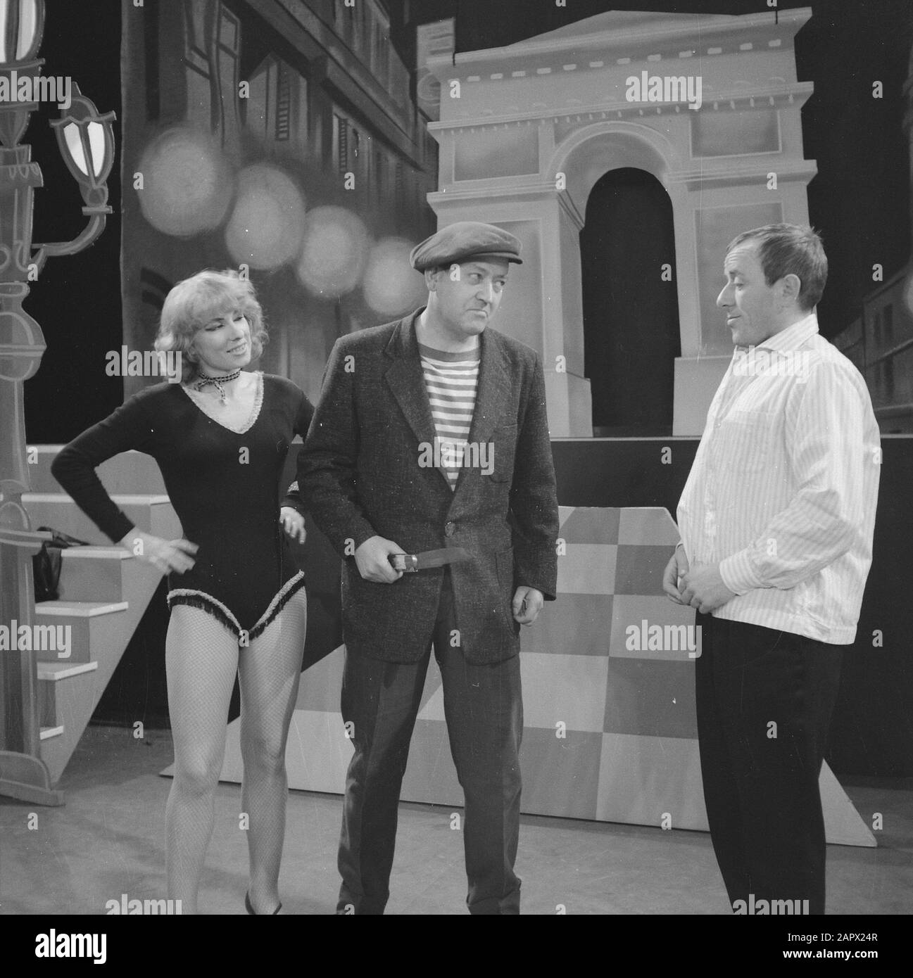 Fernseh-Wochenendschau Les Pigalles, Johnny Kraaijkamp Datum: 30. Oktober 1959 Schlagwörter: Fernseher Personenname: Kraaijkamp, Johnny (sr.) Stockfoto