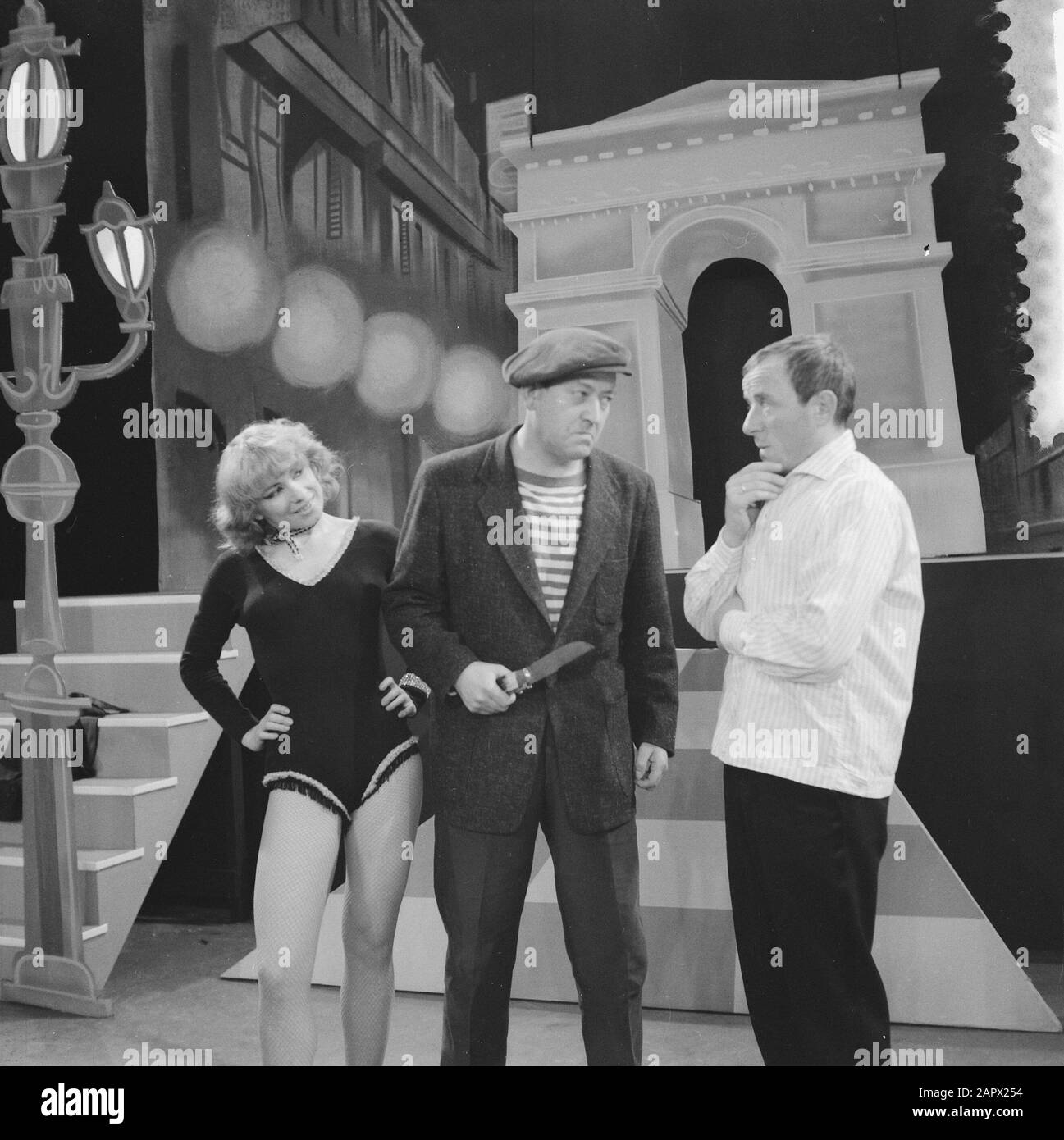 Fernseh-Wochenendschau Les Pigalles, Johnny Kraaijkamp Datum: 30. Oktober 1959 persönlicher Name: Kraaijkamp, Johnny (sr.) Stockfoto