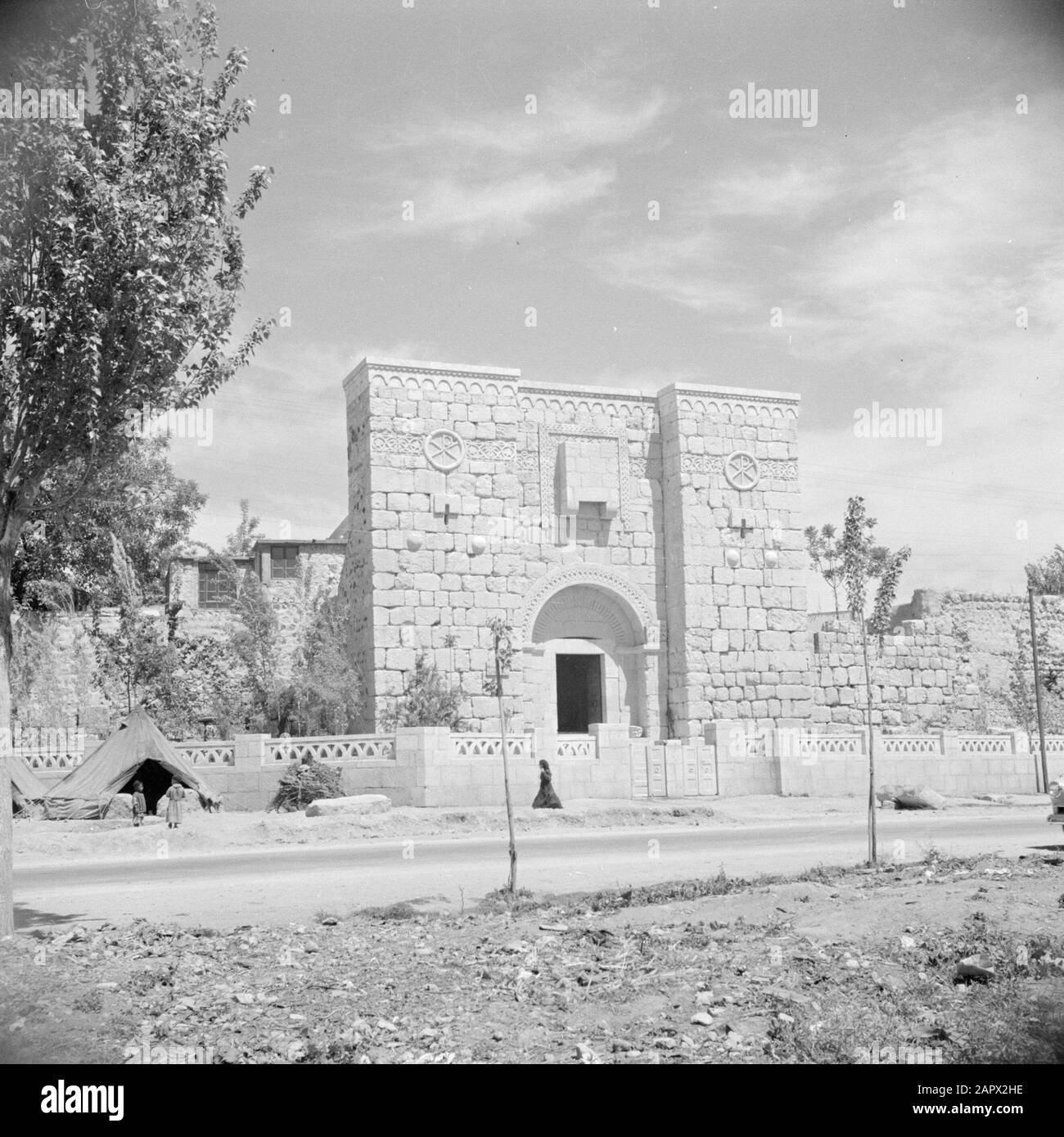 Naher Osten 1950-1955: Syrien - Damaszener Tor "Bab Kisan" eines der Stadttore in der Stadtmauer Anmerkung: Das Fenster über dem Tor ist der Tradition nach das Fenster, durch das der Apostel Paul entkam, als ihm von der jüdischen Gemeinde Damaskus das Sterben drohte Datum: 1950 Ort: Damaskus, Syrien Schlüsselwörter: Fenster, Stadttore Stockfoto