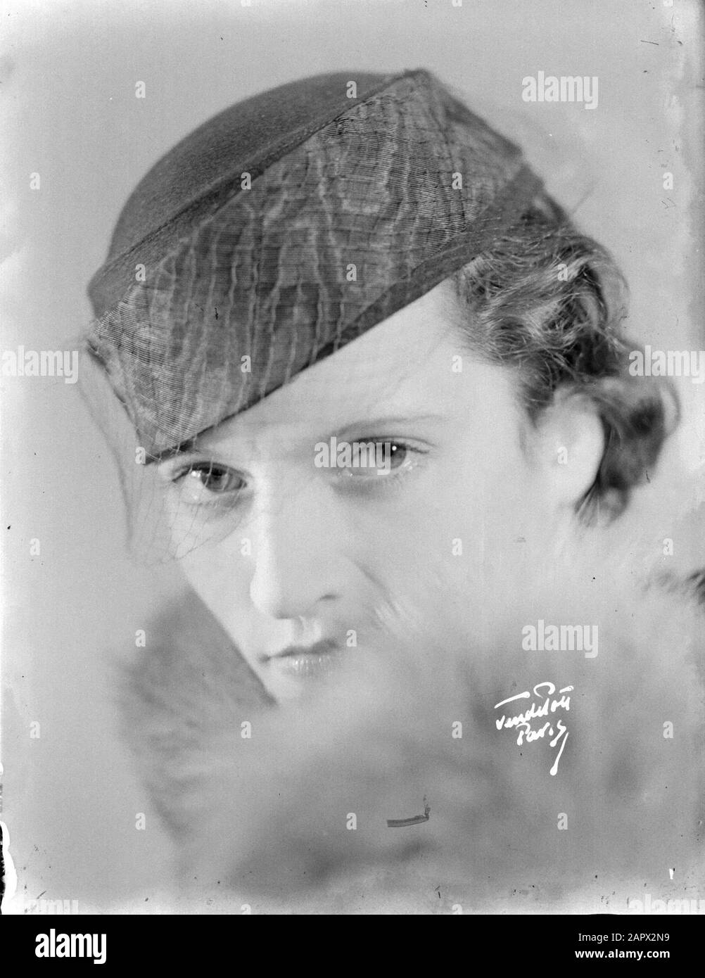 Porträt der Schauspielerin Adrienne Canivez Anmerkung: Adrienne Germaine Léonie Canivez (1910-1992) war verheiratet mit Ben Groenier und Victor van Vriesland Datum: März 1936 Ort: Frankreich, Paris Schlüsselwörter: Schauspieler, Kopfbedeckung, Porträts, Frauen persönlicher Name: Vriesland-Canivez, A. van Stockfoto