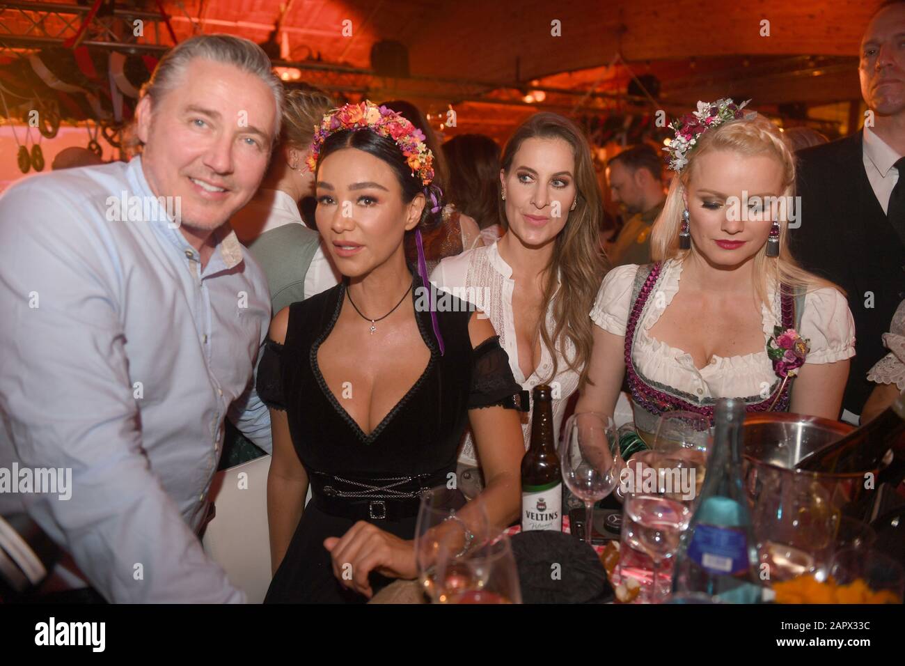 Geht, Österreich. Januar 2020. Der Unternehmer Franjo Pooth (l-r) und seine Frau die Moderatorin Verona Pooth, die Schauspielerin Charlotte Gürdig und das Model Franziska Knuppe feiern einen Tag vor dem legendären Hahnenkammrennen auf der Weißwurstparty im Stanglwirt. Die Ereignisse rund um den Streif gehören zu den wichtigsten Promi-Ereignissen des Jahres in Österreich. Kredit: Felix Hörhager / dpa / Alamy Live News Stockfoto