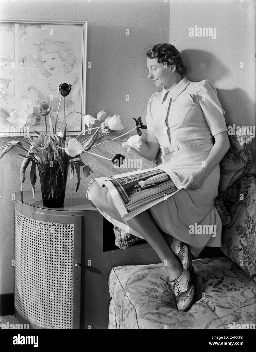 Portrait Fotografie Porträt von Frau Smit, posiert auf dem Handlauf einer Bank mit Magazin Datum: 1940 Schlagwörter: Porträts, Posing, Zeitschriften, Frauen persönlicher Name: SMIT, D. Stockfoto