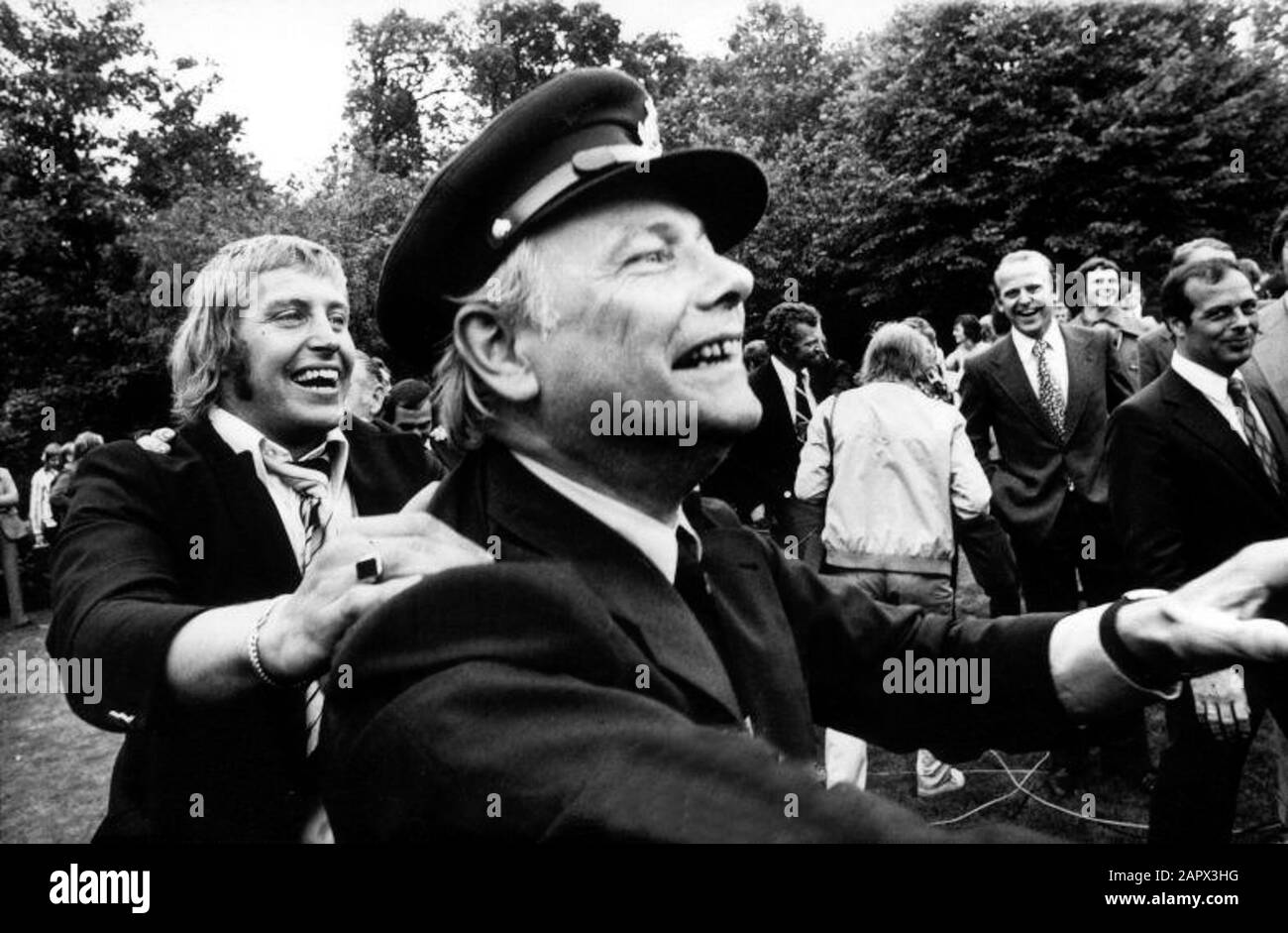 Premier den Uyl auf der Catshuis mit Polizei eingeschaltet, hinter ihm Torhüter Piet Schrijvers die niederländische Nationalmannschaft nach WM '74, Niederlande 8. Juli 1974. Stockfoto