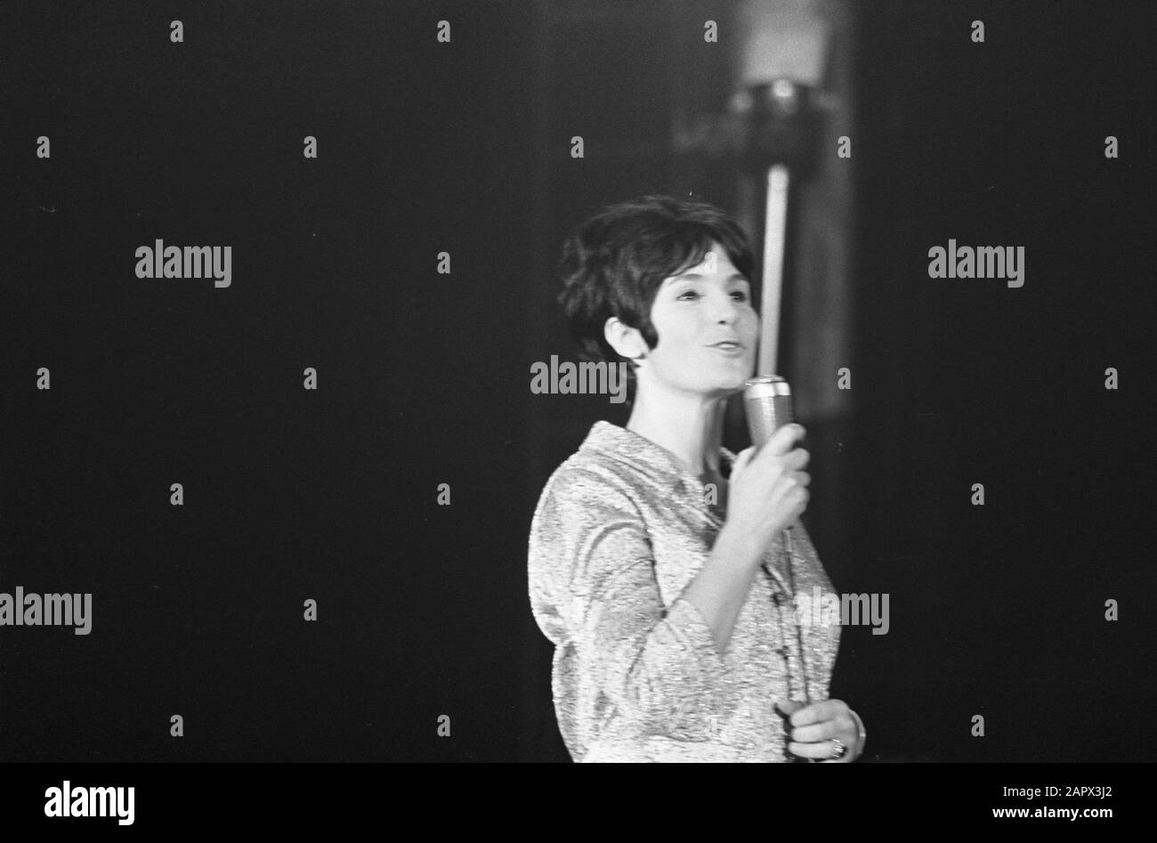 TV-Hilfsaktion für Flüchtlinge aus Tibet aus einem Zirkuszelt im Hinterhof des Palastes Soestdijk Presenter Mies Bouwman in Aktion Datum: 24. Oktober 1966 Ort: Soestdijk, Utrechter Schlüsselwörter: AIDS, Moderatoren, Fernsehprogramme, Zelte persönlicher Name: Bouwman, Mies Stockfoto