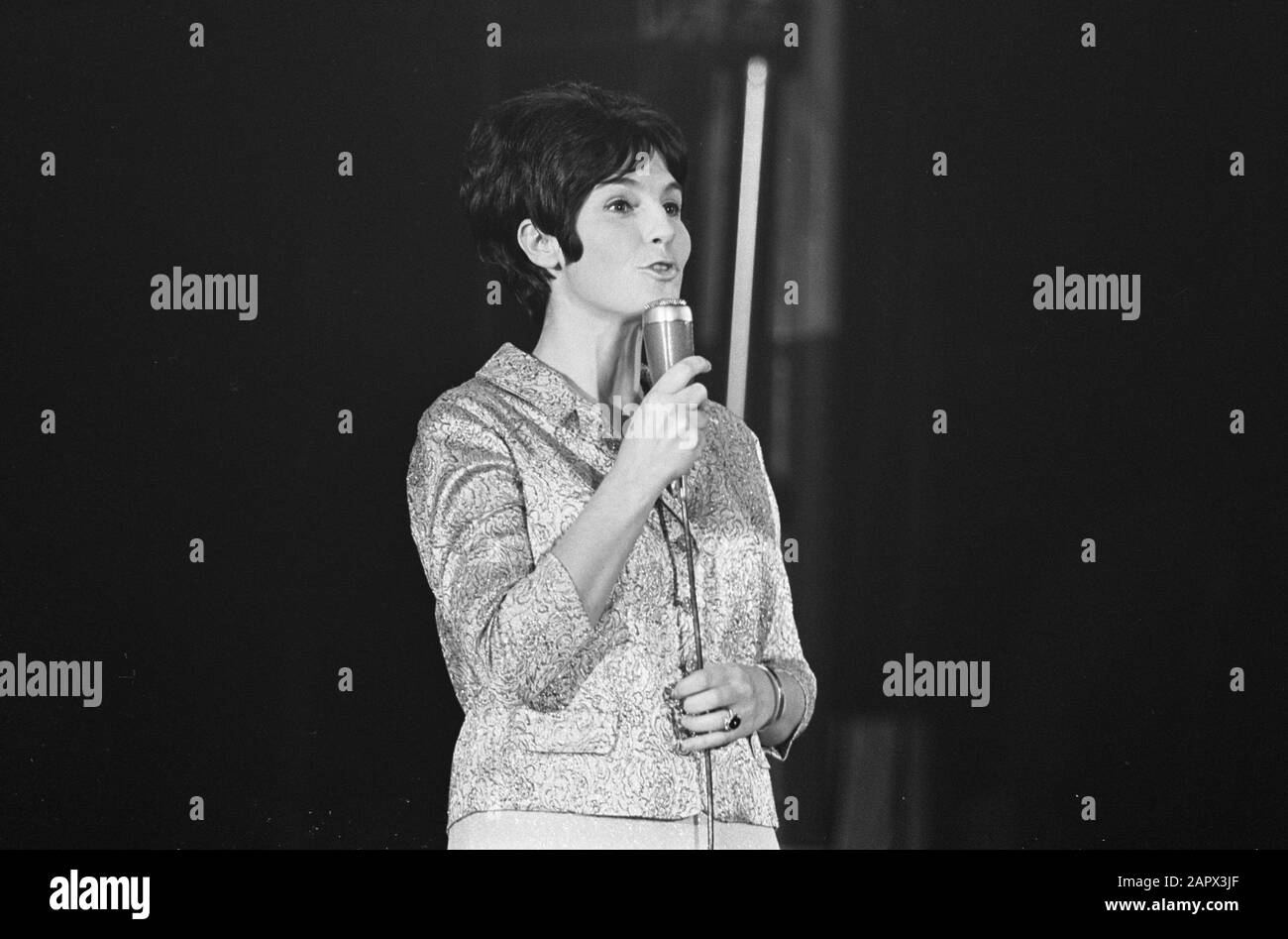 TV-Hilfsaktion für Flüchtlinge aus Tibet aus einem Zirkuszelt im Hinterhof des Palastes Soestdijk Presenter Mies Bouwman in Aktion Datum: 24. Oktober 1966 Ort: Soestdijk, Utrechter Schlüsselwörter: AIDS, Moderatoren, Fernsehprogramme, Zelte persönlicher Name: Bouwman, Mies Stockfoto