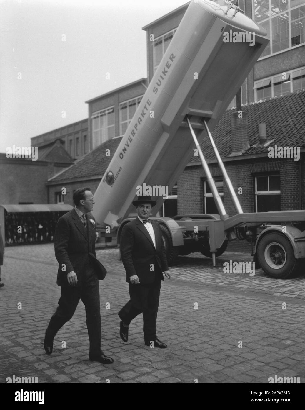 Prins Bernhard sieht die Herstellung von Zuckerlaiben vor Datum der Fabrik: 13. Oktober 1958 Schlüsselwörter: Ansichten, Fabriken persönlicher Name: Bernhard, Fürst Stockfoto