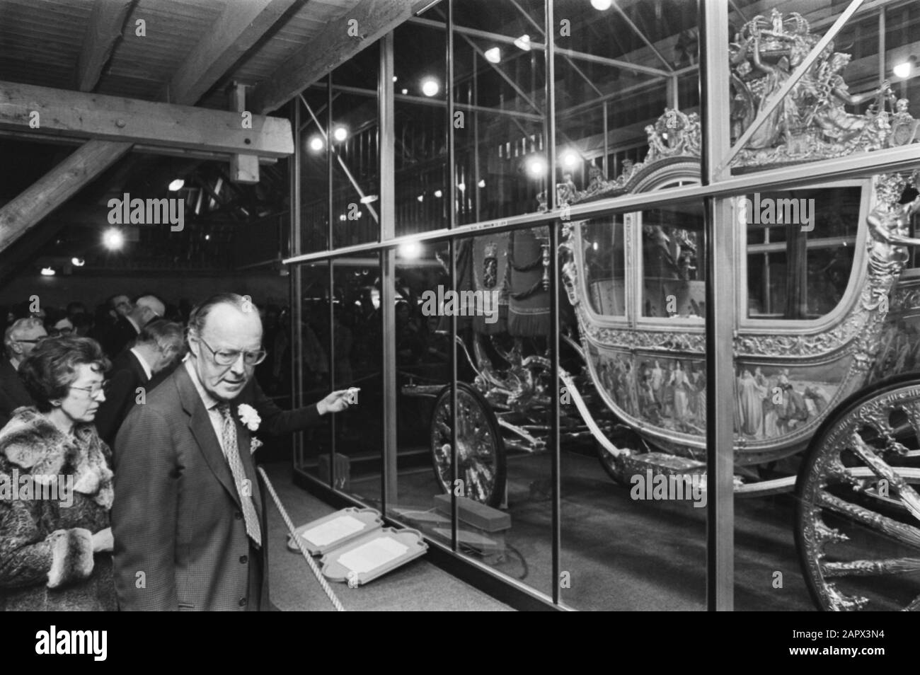 Prins Bernhard eröffnet Nagelausstellung in den Lippen Autotron Prinz Bernhard blickt auf die Goldene Kutsche, zum ersten Mal wird die Kutsche zur Ausstellung Annotation: Marginaler Negativstreifen: NR. 25 Bernhard mit Minister Westerterp Datum: 4. april 1977 Ort: Drunen, Noord-Brabant Schlagwörter: Eröffnungen, Fürsten, Ausstellungen persönlicher Name: Bernhard, Name der Fürsten-Institution: Gouden Carriage, Lips Autotron Stockfoto