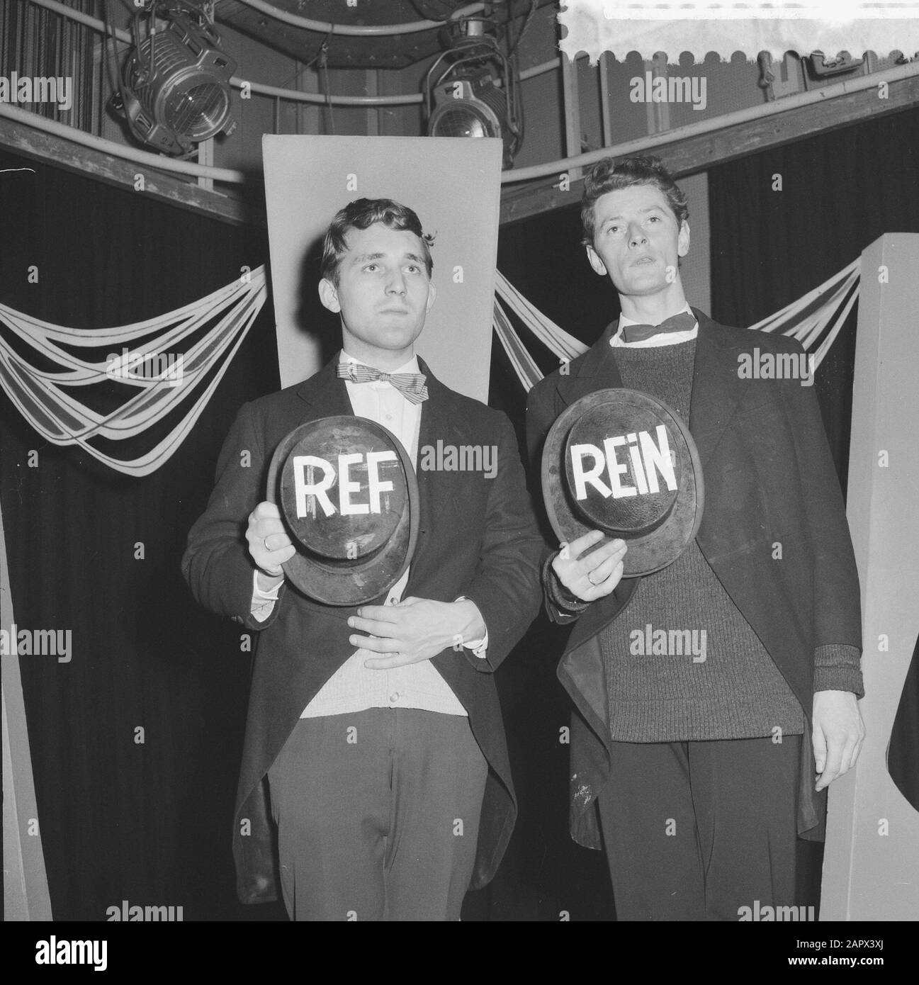 NTJ Neujahrsprogramm Bueno de Mesquita, Aart Brouwer (r) und Henk Elsink (l) Datum: 31. Dezember 1959 Personenname: Brouwer, Aart, Bueno de Mesquita, Henk Elsink Stockfoto