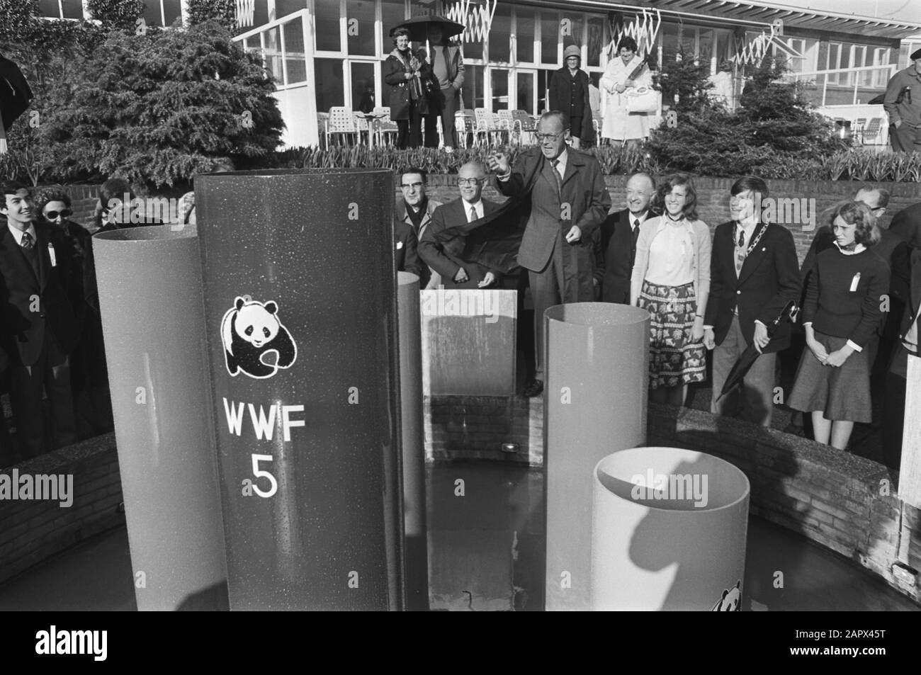 Prins Bernhard schlägt Wish Pond für World Nature Fund in Madurodam vor, in Gebrauch; Prinz Bernhard wirft erste Münzen Datum: 3. Mai 1976 Schlagwörter: Princes persönlicher Name: Bernhard, Name der Prinzeneinrichtung: WWF Stockfoto