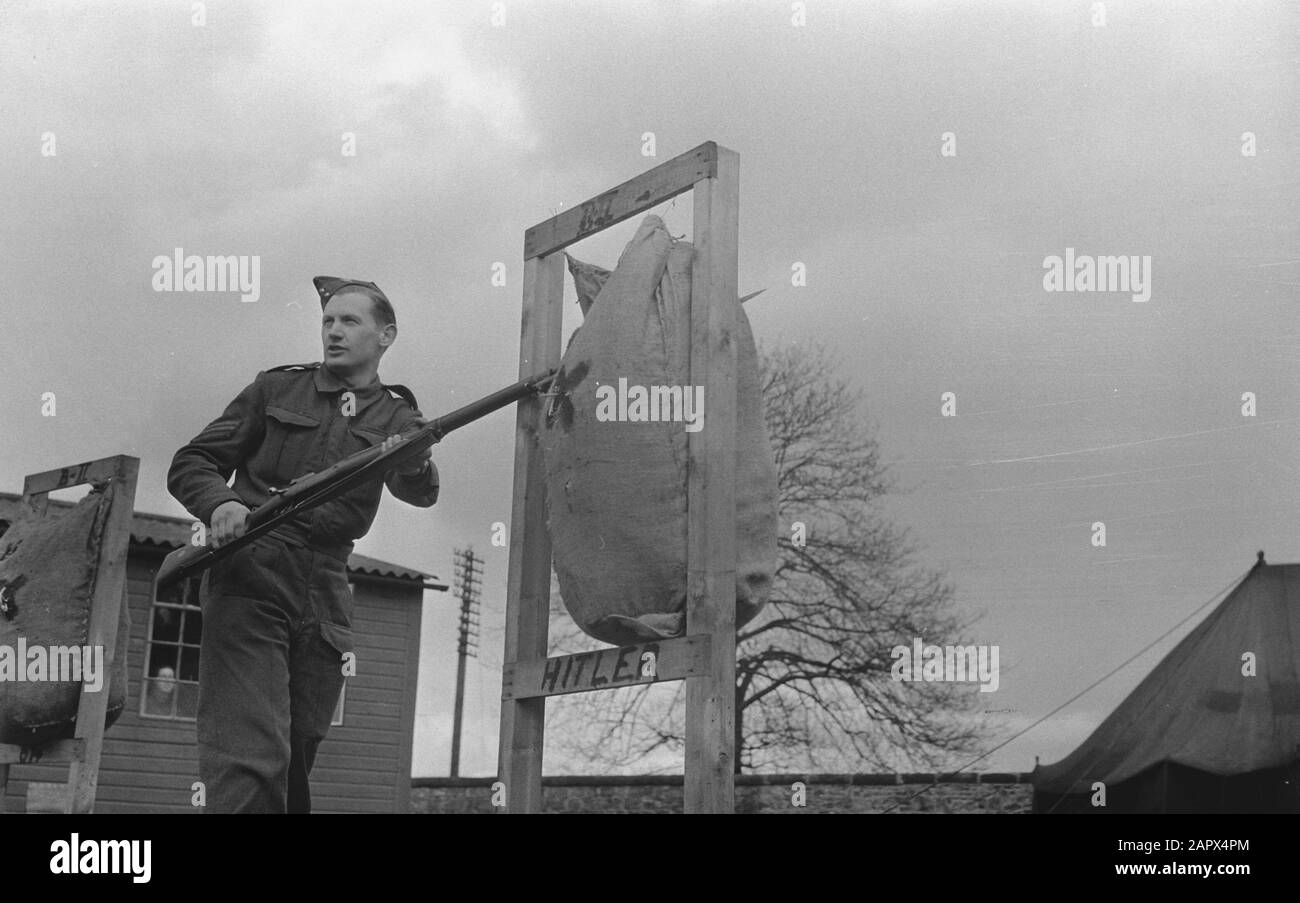 Brigade Der Prinzessin Irene. Rekruten aus Südafrika. Bildunterschrift Südafrika und Holland sind mit vielen verwandtschaftlichen Beziehungen verbunden, und der holländische Aufruf zur Freiwilligenarbeit wurde in der S.A. Mit einer großen Antwort Auf Junge Afrikaner (durchgestrichen und statt S. Afrikaner) durchgestrichen. Haben das holländische Blut ihrer Vorfahren in ihren Venen gerührt und sich in Punktzahlen eingetragen. Die älteren sind nicht hinterherhinkt, sondern haben sich in der Hoffnung zusammengetan, endlich etwas für das Land tun zu können, das sie schätzen. Die ersten Kontigenten der Südafrikaner sind inzwischen nach Großbritannien gelangt und werden mit der Thei trainiert Stockfoto