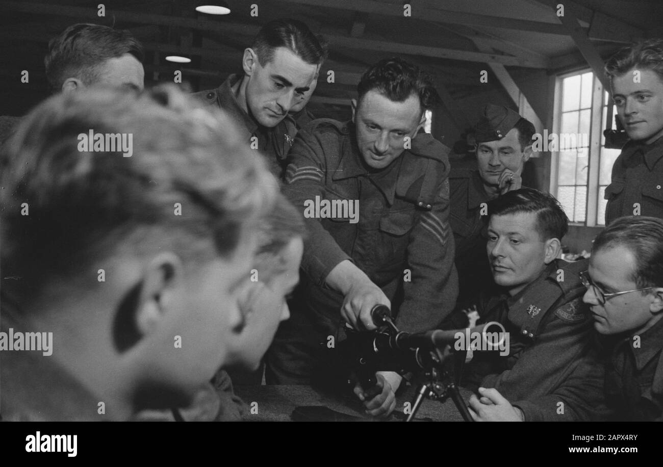 Brigade Der Prinzessin Irene. Rekruten aus Südafrika. Bildunterschrift Südafrika und Holland sind mit vielen verwandtschaftlichen Beziehungen verbunden, und der holländische Aufruf zur Freiwilligenarbeit wurde in der S.A. Mit einer großen Antwort Auf Junge Afrikaner (durchgestrichen und statt S. Afrikaner) durchgestrichen. Haben das holländische Blut ihrer Vorfahren in ihren Venen gerührt und sich in Punktzahlen eingetragen. Die älteren sind nicht hinterherhinkt, sondern haben sich in der Hoffnung zusammengetan, endlich etwas für das Land tun zu können, das sie schätzen. Die ersten Kontigenten der Südafrikaner sind inzwischen nach Großbritannien gelangt und werden mit der Thei trainiert Stockfoto