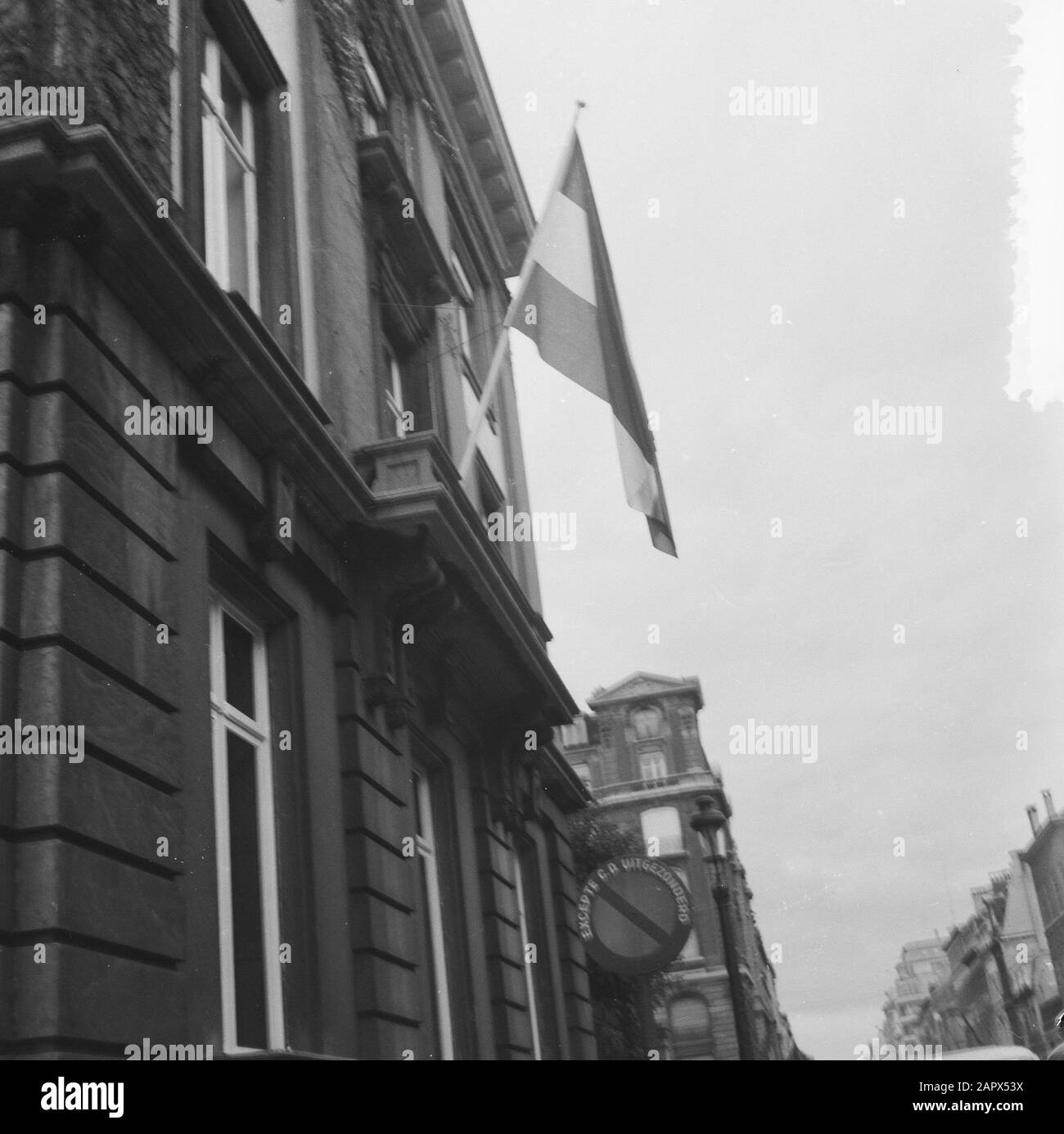 Engagement Boudewijn van Belgium, niederländische Botschaft mit Flagge Datum: 16. September 1960 Ort: Belgien Schlüsselwörter: Engagement, Botschaften, Flaggen persönlicher Name: Boudewijn Stockfoto