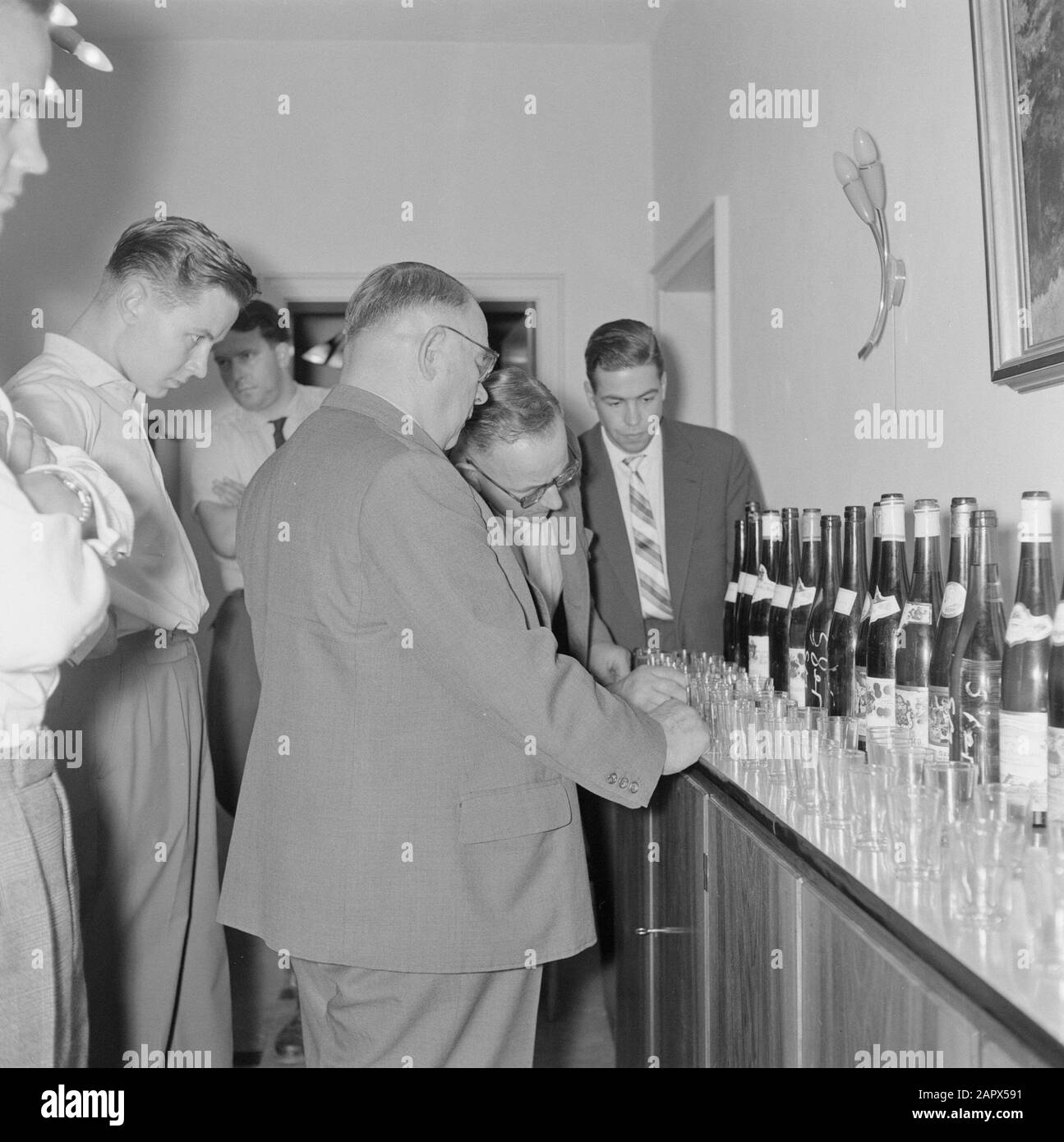 Mosel: Weinprobe auf einem Weingut in Kröv Datum: Juli 1959 Standort: Deutschland, Kröv, Rheinland-Pfalz, Westdeutschland Stichwörter: Flaschen, Wein, Weinkeller Stockfoto