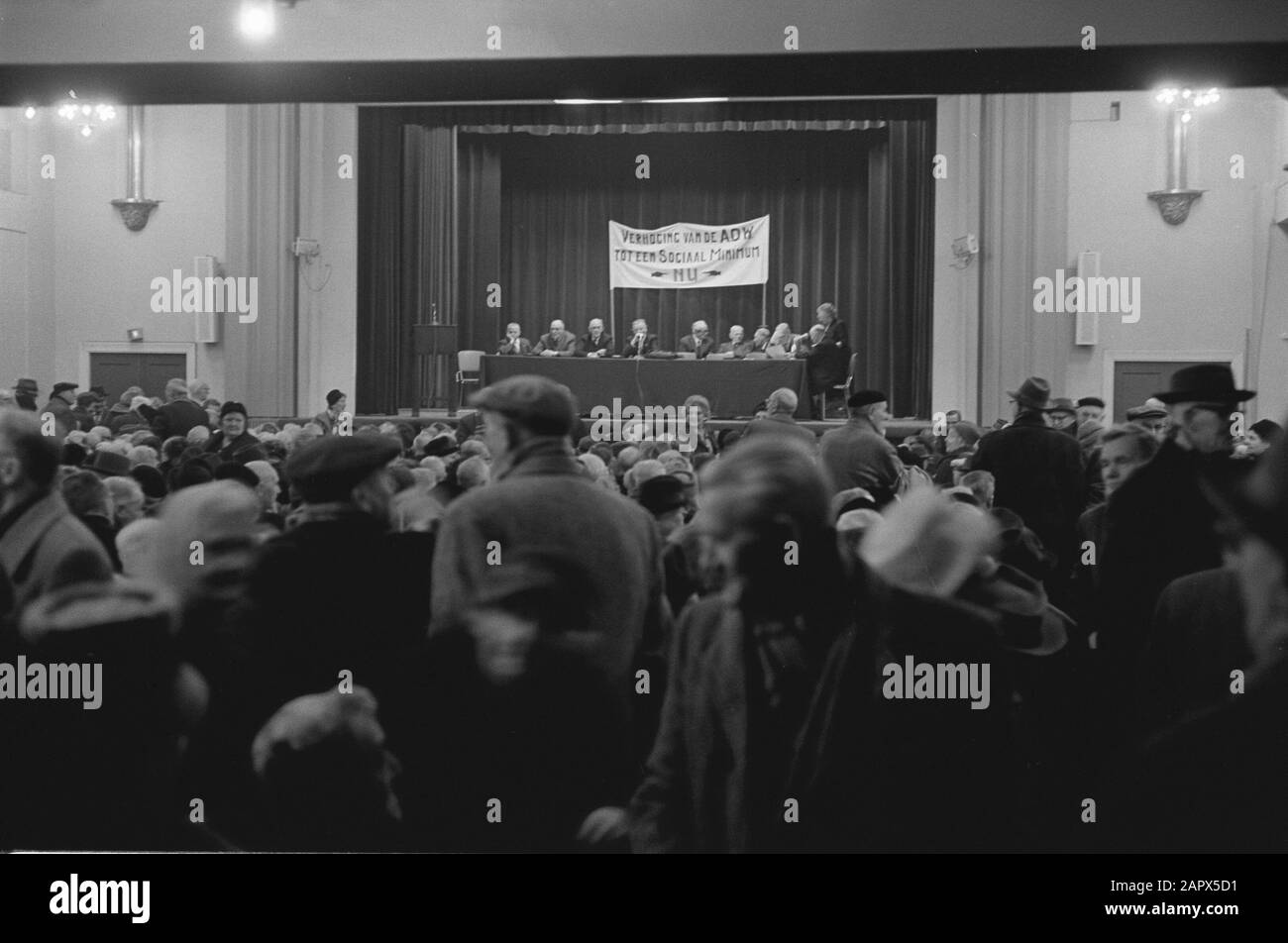 Protesttreffen der älteren in Bellevue zur Erhöhung der AOW. Überblick über den überfüllten Raum Datum: 9. Dezember 1963 Schlagwörter: Senioren, Protesttreffen, Übersichten Personenname: AOW-Institution Name: Bellevue Stockfoto