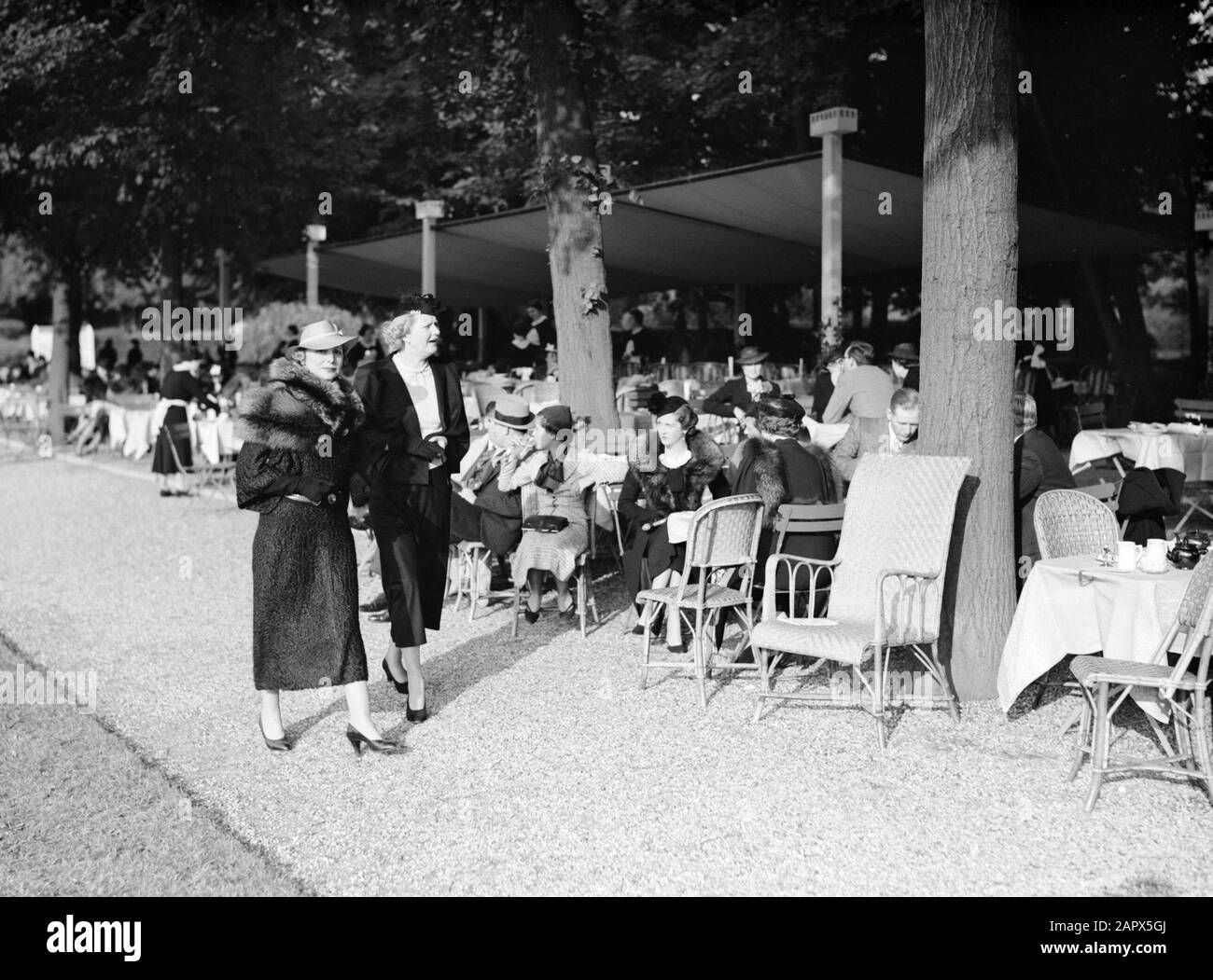 Polo im Parc de Bagatelle öffentlich im Park Datum: Juni 1936 Ort: Frankreich, Paris Schlagwörter: Damen, Bummeln, Terrassen, Liegestühle, Freizeit Stockfoto