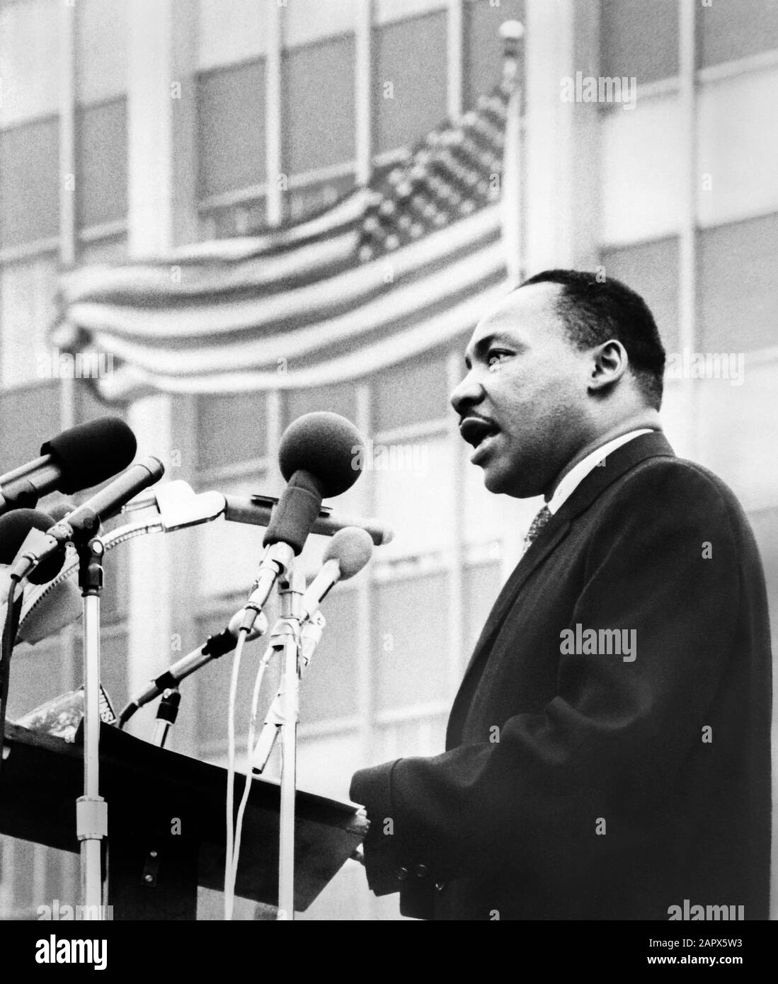 Dr. Martin Luther King, Jr. sprach am 15. April 1967 bei einer Antikriegsdemonstration in New York City an Mikrofonen. Stockfoto