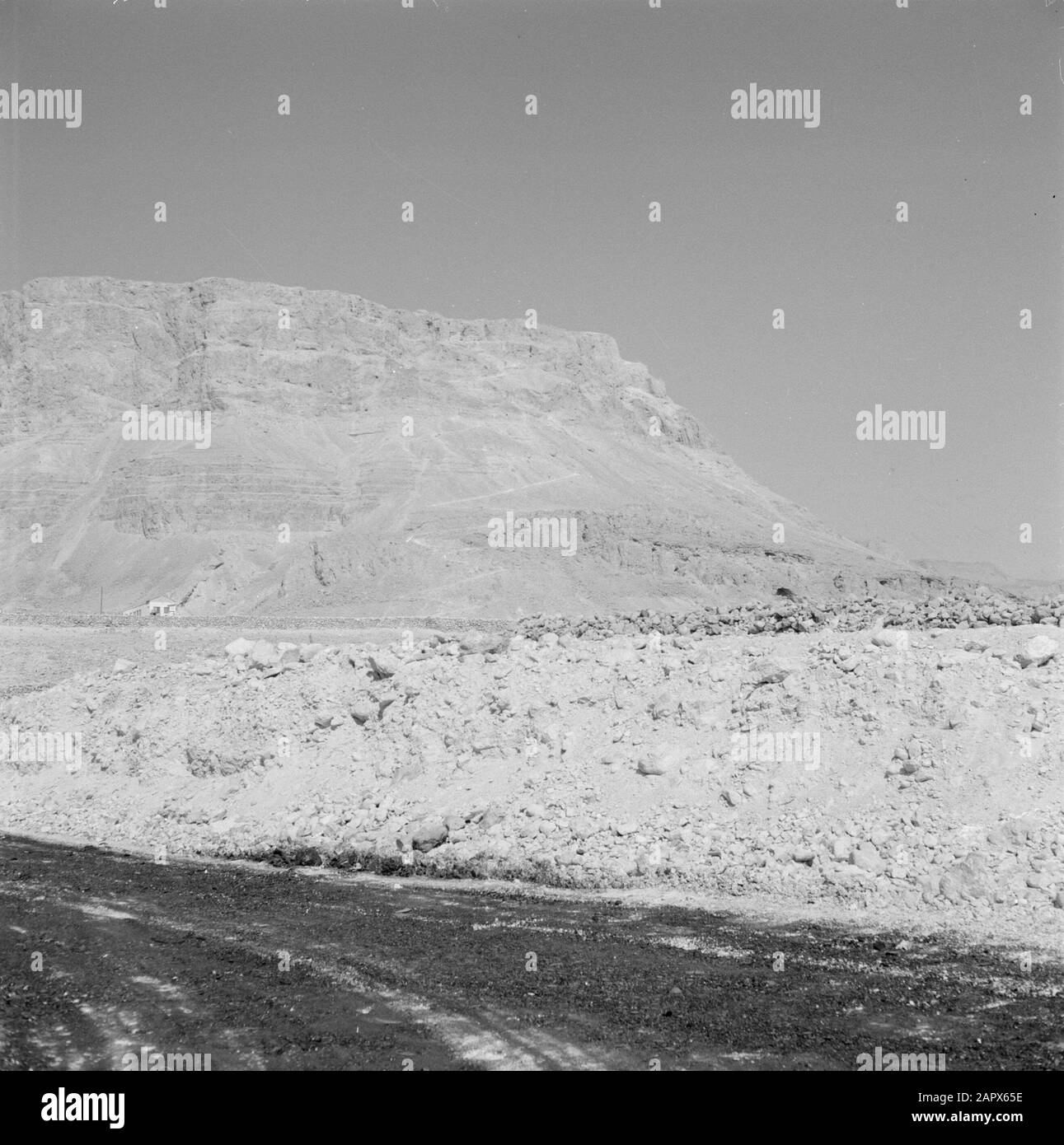 Israel 1964-1965: Totes Meeresgebiet Rechter Teil des Massada-Massivs. Anmerkung: Massada ist eine Zitadelle auf einem Felsen nahe dem Toten Meer. Er ist bekannt für den Widerstand geflohener Juden gegen die römische Besatzung nach 70 n. Chr. Datum: 1964 Ort: Totes Meer, Israel, Massada Schlüsselwörter: Archäologie, Berge, Geschichte, Ausgrabungen Stockfoto