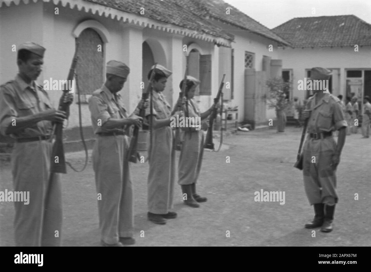 Ambarawa. Training General Police Recruts erhalten Anweisungen Waffenübung Datum: 23. Oktober 1974 Ort: Ambarawa, Indonesien, Java, Niederländisch-Ostindien Stockfoto