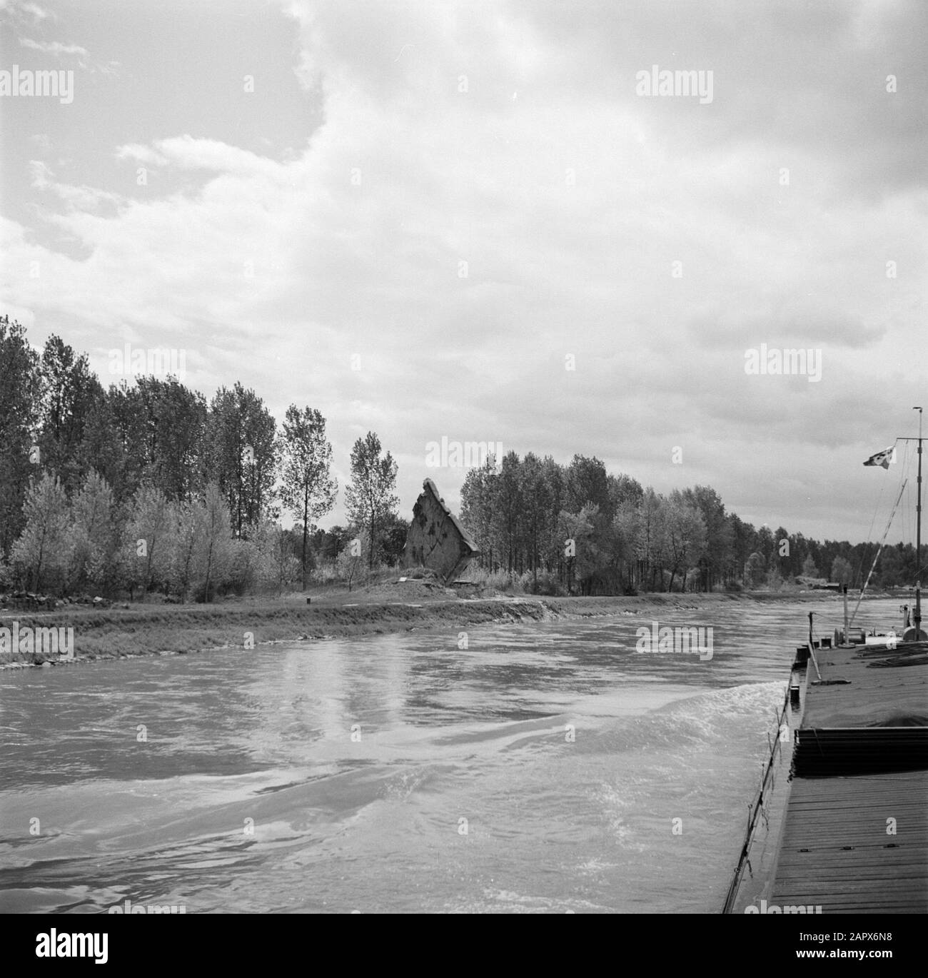 Rheinnavigation, Bericht des Motorschiffs Damco 230: Westdeutschland Überreste eines Bunkers aus dem Zweiten Weltkrieg am Oberrhein, Teil der Siegfried-Linie Datum: 1. April 1955 Standort: Bada, Deutschland, Westdeutschland Schlagwörter: Bunker, Kriegsschäden, Flüsse, Ruinen Stockfoto