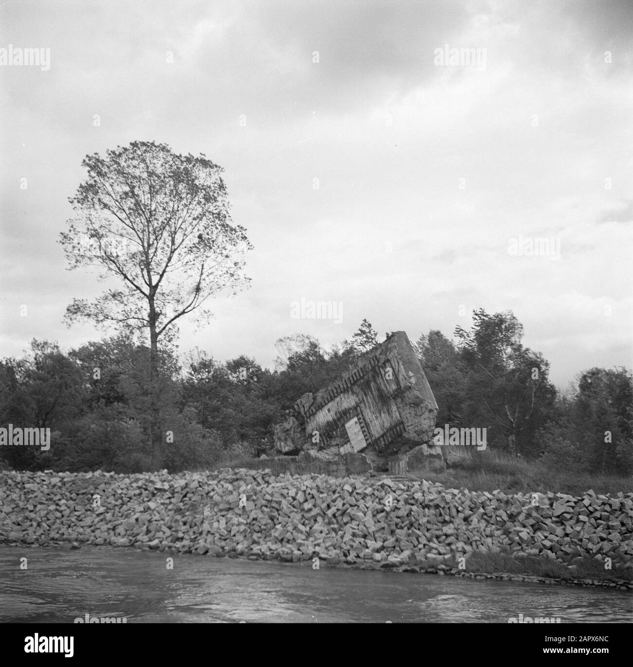 Rheinnavigation, Bericht des Motorschiffs Damco 230: Westdeutschland Überreste eines Bunkers aus dem Zweiten Weltkrieg am Oberrhein, Teil der Siegfried-Linie Datum: 1. April 1955 Standort: Bada, Deutschland, Westdeutschland Schlagwörter: Bunker, Kriegsschäden, Flüsse, Ruinen Stockfoto