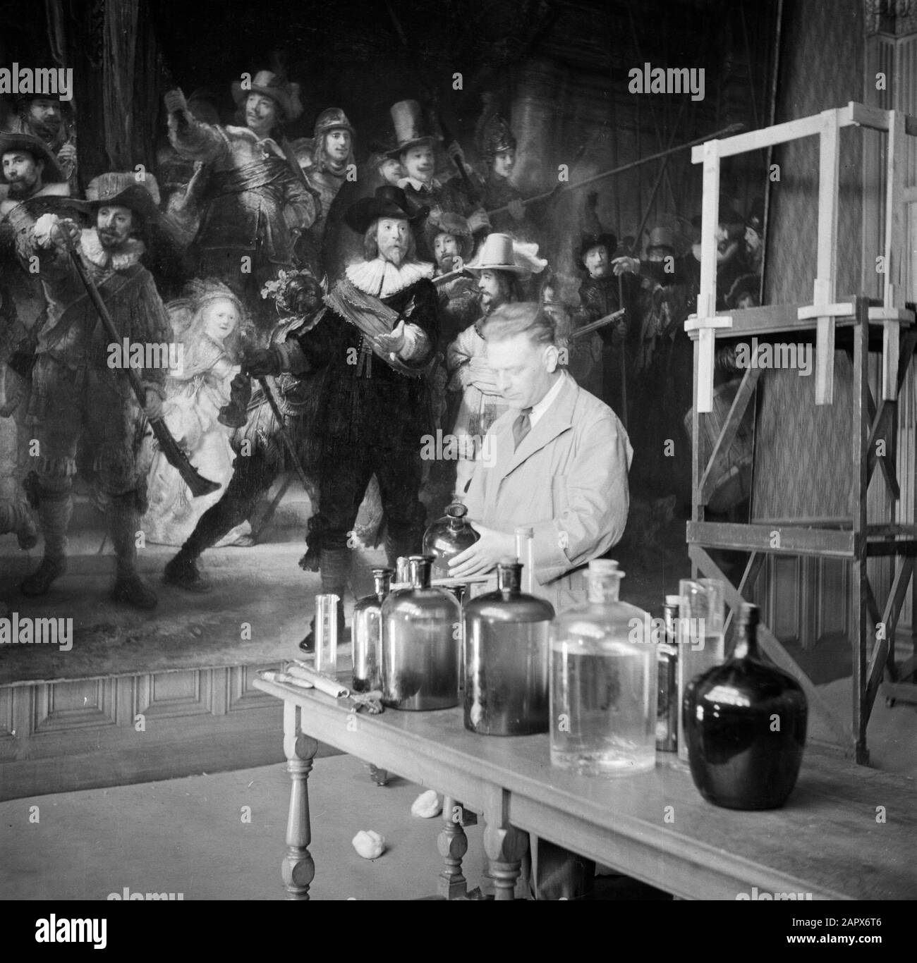 Film "Rembrandt im Tierheim" Restorator H.H. Mertens van het Rijksmuseum Arbeiten an der Nachtwache von Rembrandt van Rijn Datum: 1946 Ort: Amsterdam, Noord-Holland Schlüsselwörter: Wiederherstellungen persönlicher Name: Mertens, H. H. H. Stockfoto
