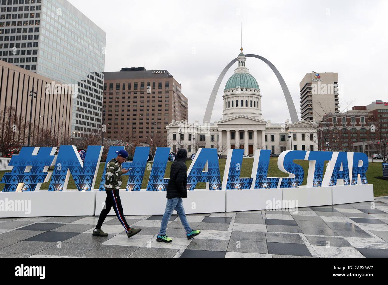 St. Louis, USA. Januar 2020. Fans gehen am Freitag, 24. Januar 2020, an einem NHL All Star Hashtag auf dem Kiener Plaza in St. Louis vorbei. Das All Star Game 2020 wird am Samstag, den 25. Januar 2020, im Enterprise Center gespielt. Foto von Bill Greenblatt/UPI Credit: UPI/Alamy Live News Stockfoto