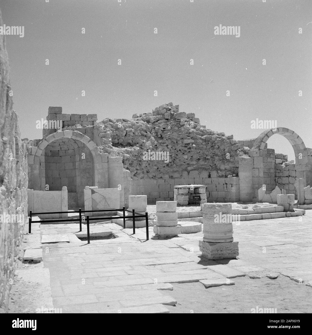 Israel: Negevwüste, Avhet (Ovhet) Überreste der antiken Stadt Avhet. Ruine der St.-Theodorus-Kirche mit Blick auf das linke Pastoforium mit Trennung und die zentrale Absis mit Altar. Im Vordergrund die Säulen Anmerkung: Die Stadt Amat wurde im ersten Jahrhundert v. Chr. gegründet und bei einem Erdbeben im siebten Jahrhundert nach Christus völlig zerstört. Avdat ist nicht mehr aufgebaut Datum: Undatierter Ort: Avdat, Israel, Negev Schlüsselwörter: Altäre, Archäologie, Gräber, Kirchenbauten, Wände, Säulen, Tore, Ruinen Stockfoto