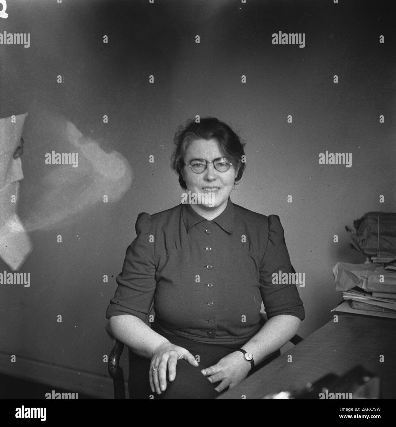 P [Portraits/Persons]/Anefo London Serie Rien Marsman Annotation: Die Autorin Ihres Werks ging weiter, eine Lebensskizze der Prinzessin Juliana in Kanada. Frau des Dichters Henry Marsman. Sie blieb mit ihm 1940 im Süden Frankreichs. Von dort wollen sie die Überfahrt nach England machen, aber ihr Boot, die Bérenice, explodierte am 21. Juni in der Biskaya, nach einigen Quellen durch einen deutschen Torpedo, nach anderen Angaben durch eine Explosion im Maschinenraum, in der Nähe von Marsman. Seine Frau ist, schwer verletzt, eine von acht Überlebenden. Während des Krieges freundet sie sich Augenzeugen zufolge mit Königin Wilhelmina an Stockfoto