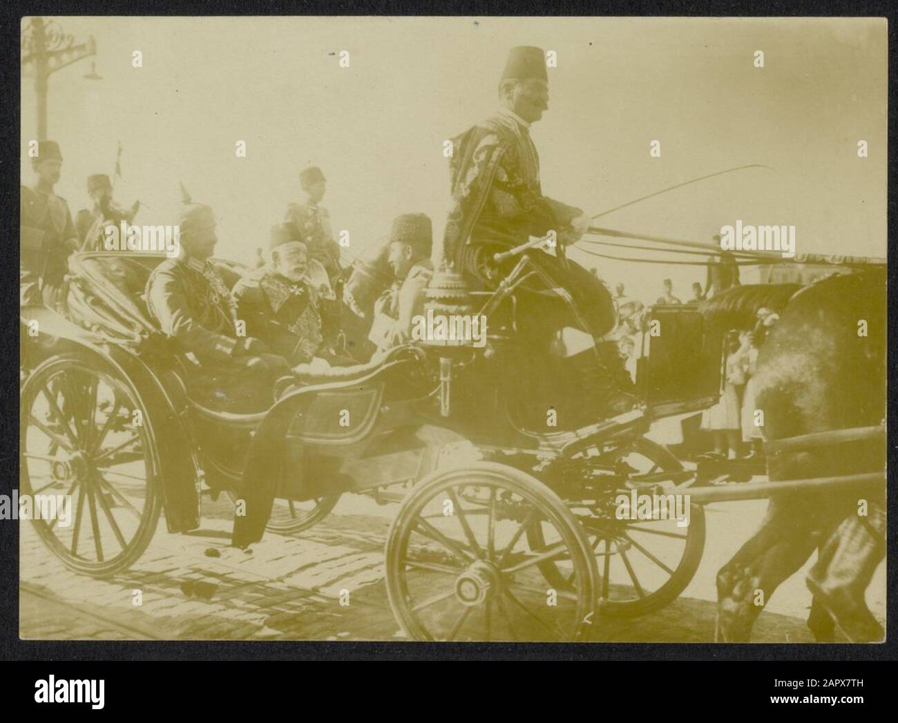 http://www.gahetna.nl/collectie/afbeeldingen/fotocollectie/zoeken/weergave/detail/start/0/tstart/0/q/zoekterm/158-0523 Nationalarchiv/ Unbekanntes Transportwesen mit hohen türkischen Behörden, unter anderem Sultan Mehmed V., Minister Enver Pasha und ein deutscher General [August von Mackensen?] {1914-1918} Türkei. Türkische Behördenfiguren in einer Kutsche, Türkei, 1914-1918. Stockfoto