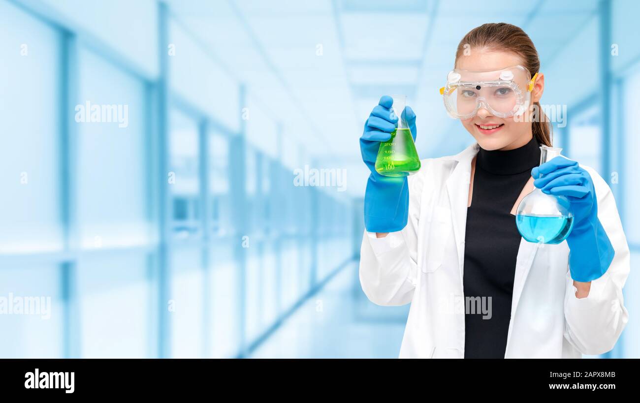 Porträt der jungen glücklich Wissenschaftler oder Chemiker holding Reagenzglas im Labor. Chemischen und medizintechnischen Forschung und Entwicklung Konzept. Stockfoto