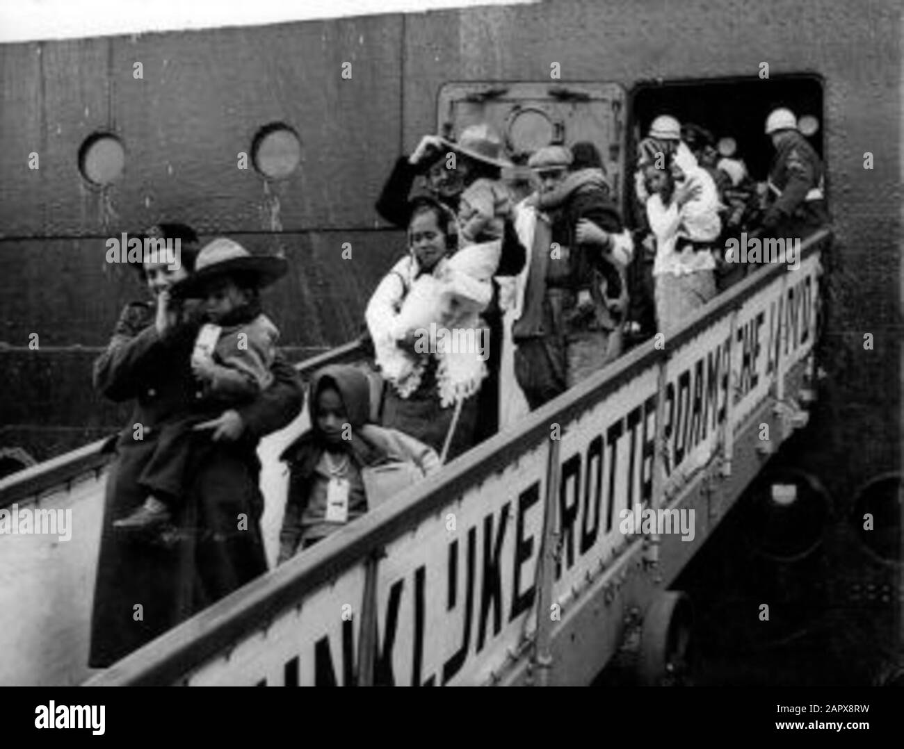 Rückführung Ambonnezen, Rotterdam 21/22-03-1951.Das Schiff die Kota Inten" .K.N.I.L.military, Marinefliegerleute. Stockfoto